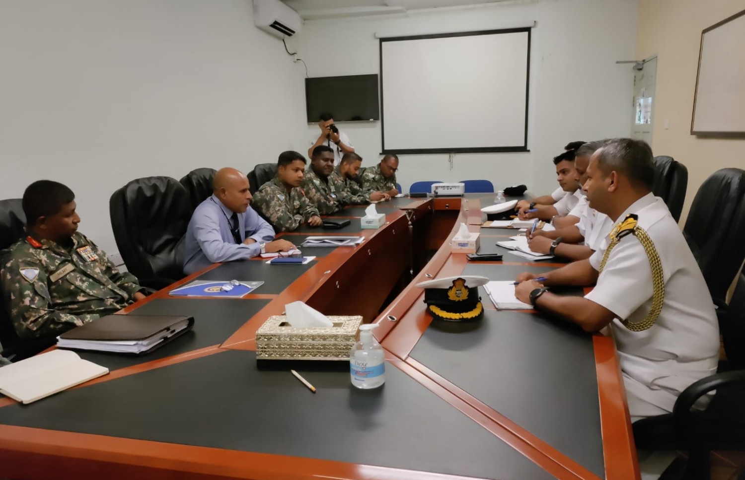 ރާއްޖޭގެ ކަނޑުގެ ސަރަހައްދުގައި ކުރިއަށް ގެންދާ ހައިޑްރޯގްރެފިކް ސާވޭކުރުމަށް އިންޑިއާ އިން އައި ޓީމް އެމްއެންޑީއެފްގެ އިސްވެރިންނާ ބައްދަލުކުރައްވަނީ -- ފޮޓޯ: އެމްއެންޑީއެފް