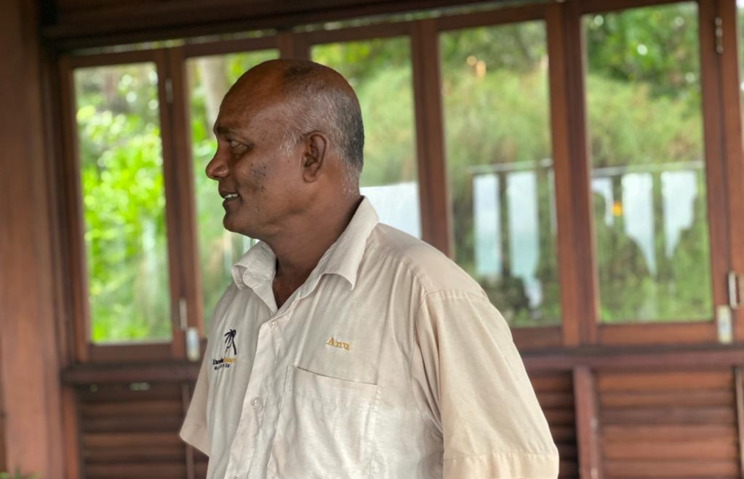 އަންވަރު ރިސޯޓުގައި: އޭނާއަށް ރާއްޖެ އާދެވުނީ ކުރިމަތިވި މަޖުބޫރީ ހާލަތަކާ ހެދި ނަމަވެސް އެއީ ނަސީބުގެ ދަތުރު ކަމަށް އޭނާ ދެކޭ.