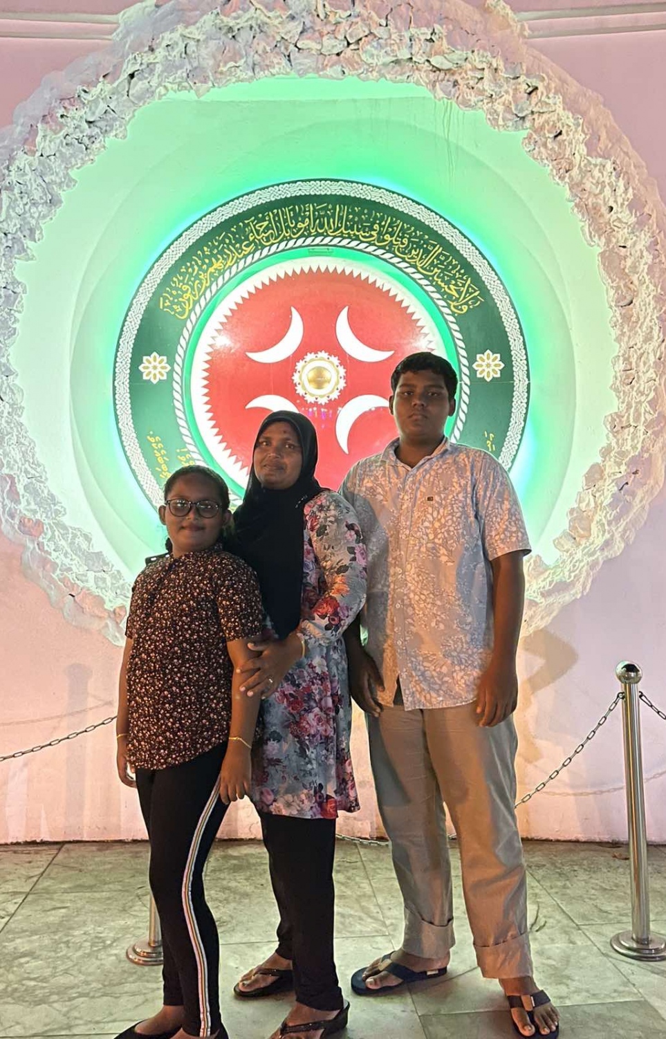 އަންވަރުގެ އަންހެނުންނާއި ދެ ކުދިން: ހިންނަވަރަކީ އަންވަރު ދެކޭ ގޮތުގައި އޭނާގެ އުފަން ރަށް.