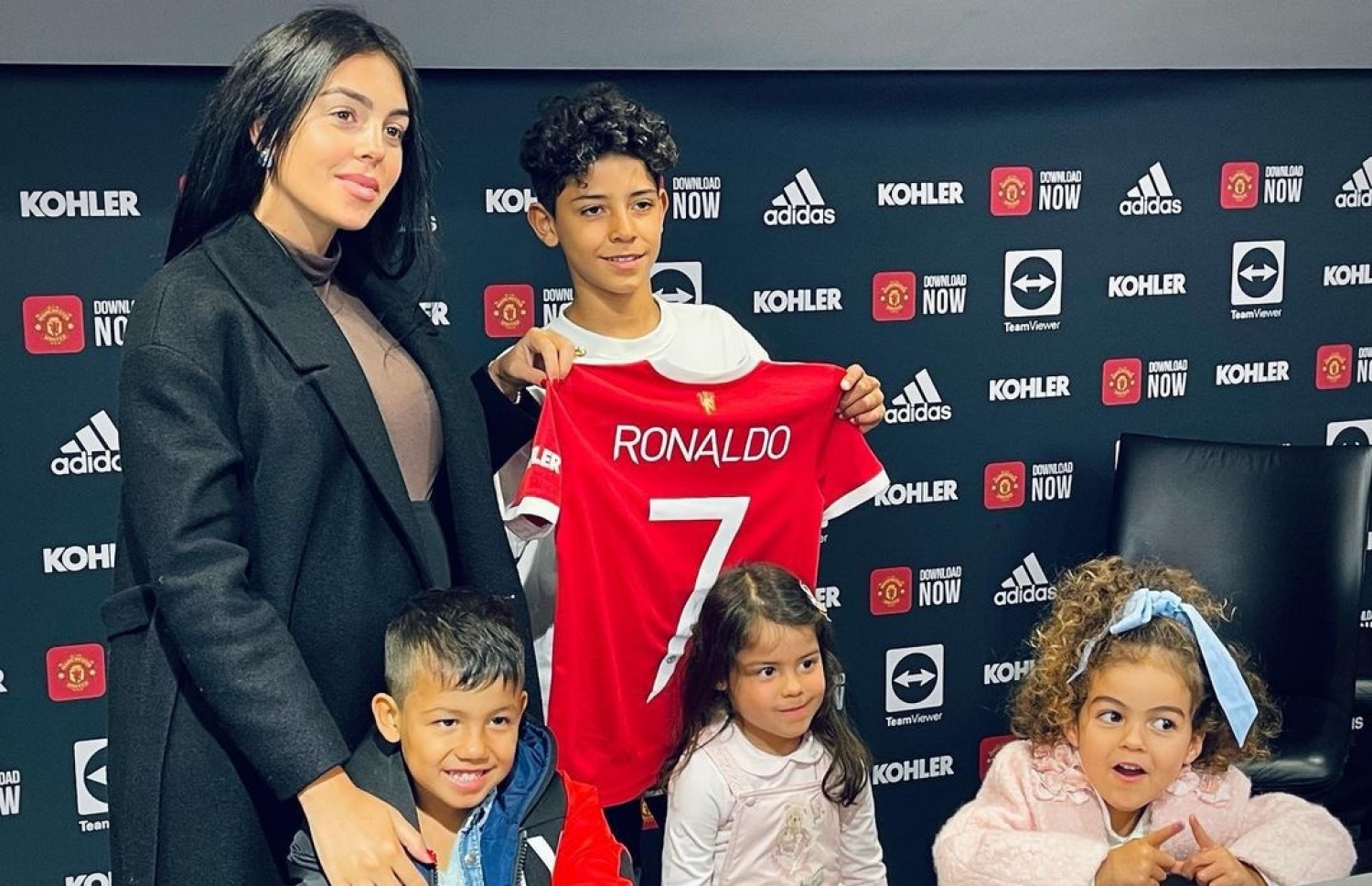 ރޮނާލްޑޯގެ ދޮށީ ދަރިފުޅު މެންޗެސްޓާ ޔުނައިޓެޑުގެ ޖޫނިއާ ޓީމާ ގުޅުނު ދުވަހު ޖޯޖީނާ، ރޮނާލްޑޯގެ ހަތަރު ދަރިންނާ އެކު.