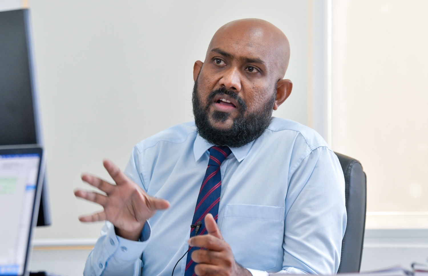 އޭސީސީގެ ރައީސް އާދަމް ޝާމިލް "މިހާރު"އާ ވާހަކަ ދައްކަވަނީ: ތަހުގީގު ކޮޅެއްގައި ޖެއްސޭވަރަށް ބަދަލުތައް ގެންނާނެ ކަމަށް ވިދާޅުވި. -- ފޮޓޯ: ފަޔާޒް މޫސާ | މިހާރު