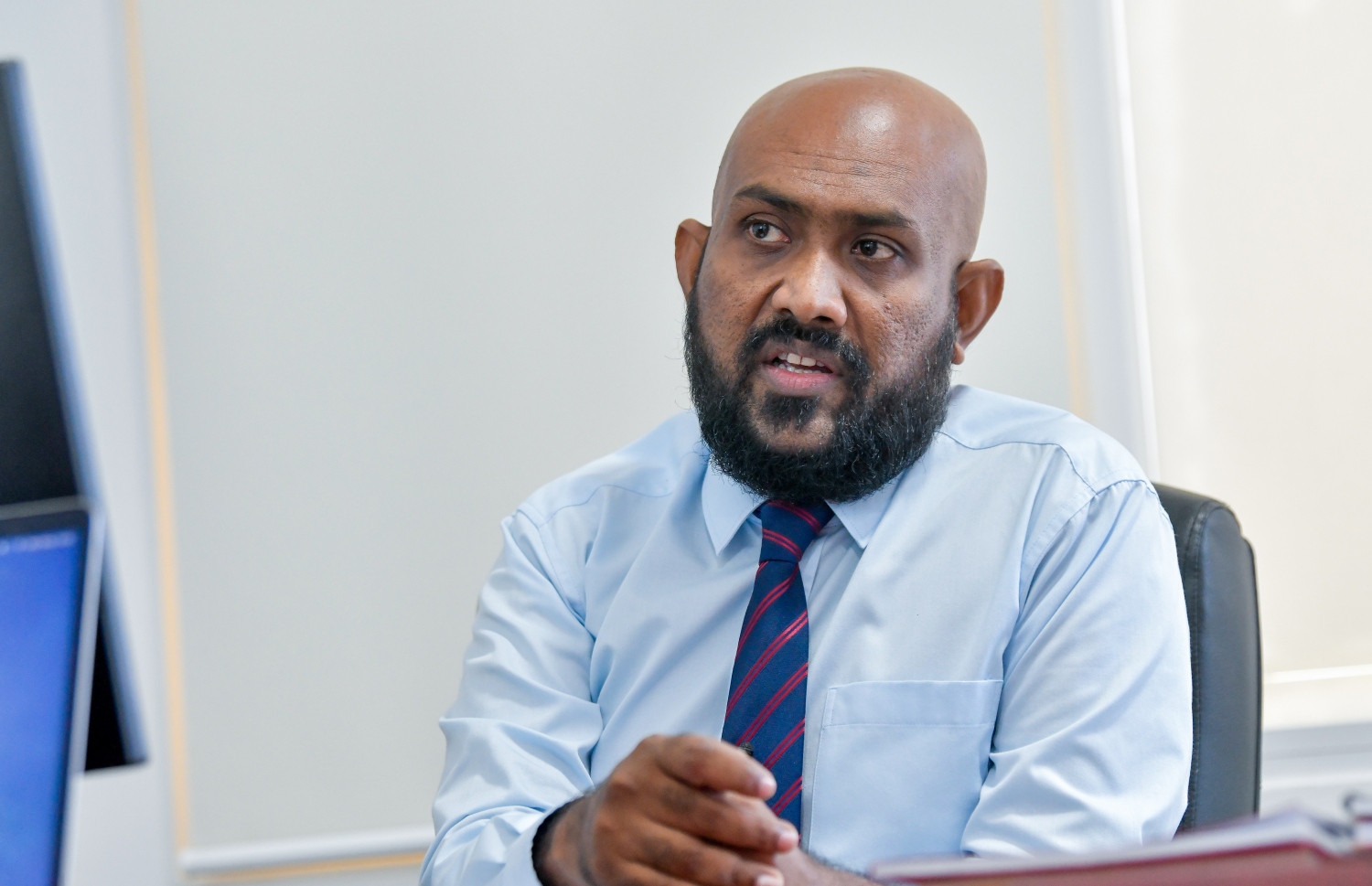 އޭސީސީގެ ރައީސް ޝާމިލް "މިިހާރު"އާ ވާހަކަ ދައްކަވަނީ: އޭސީސީއަށް ގެންނަ ބަދަލުތަކާއި ނަތީޖާ ނެރެދޭން ފެށުމުން ކޮންމެވެސް ހިސާބަކުން ރައްޔިތުން ދެކޭ ގޮތް ބަދަލުވާނެ ކަމަށް ވިދާޅުވި. -- ފޮޓޯ: ފަޔާޒް މޫސާ \ މިހާރު