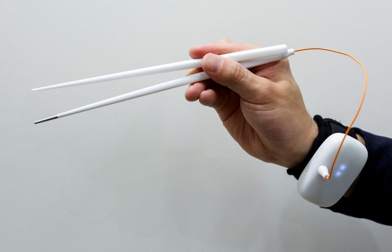 ޖަޕާނުގައި އުފެއްދި ލޮނުރަހަ ހެޔޮވަރުކޮށްދޭ އިލެކްޓްރިކް ޗޮޕްސްޓިކް -- ފޮޓޯ: ރޮއިޓާސް