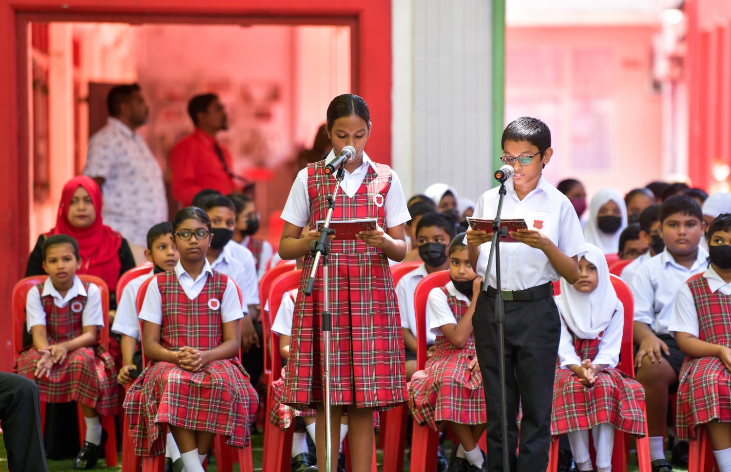 މަޖީދިއްޔާ ސްކޫލްގެ 95 ވަނަ އަހަރީ ދުވަސް ފާހަގަކުރުމަށް ބޭއްވި ހާއްސަ އެސެމްބްލީގެ ތައާރަފެއް ދެ ކުއްޖަކު ދެނީ.--- ފޮޓޯ: ފަޔާޒު މޫސާ | މިހާރު