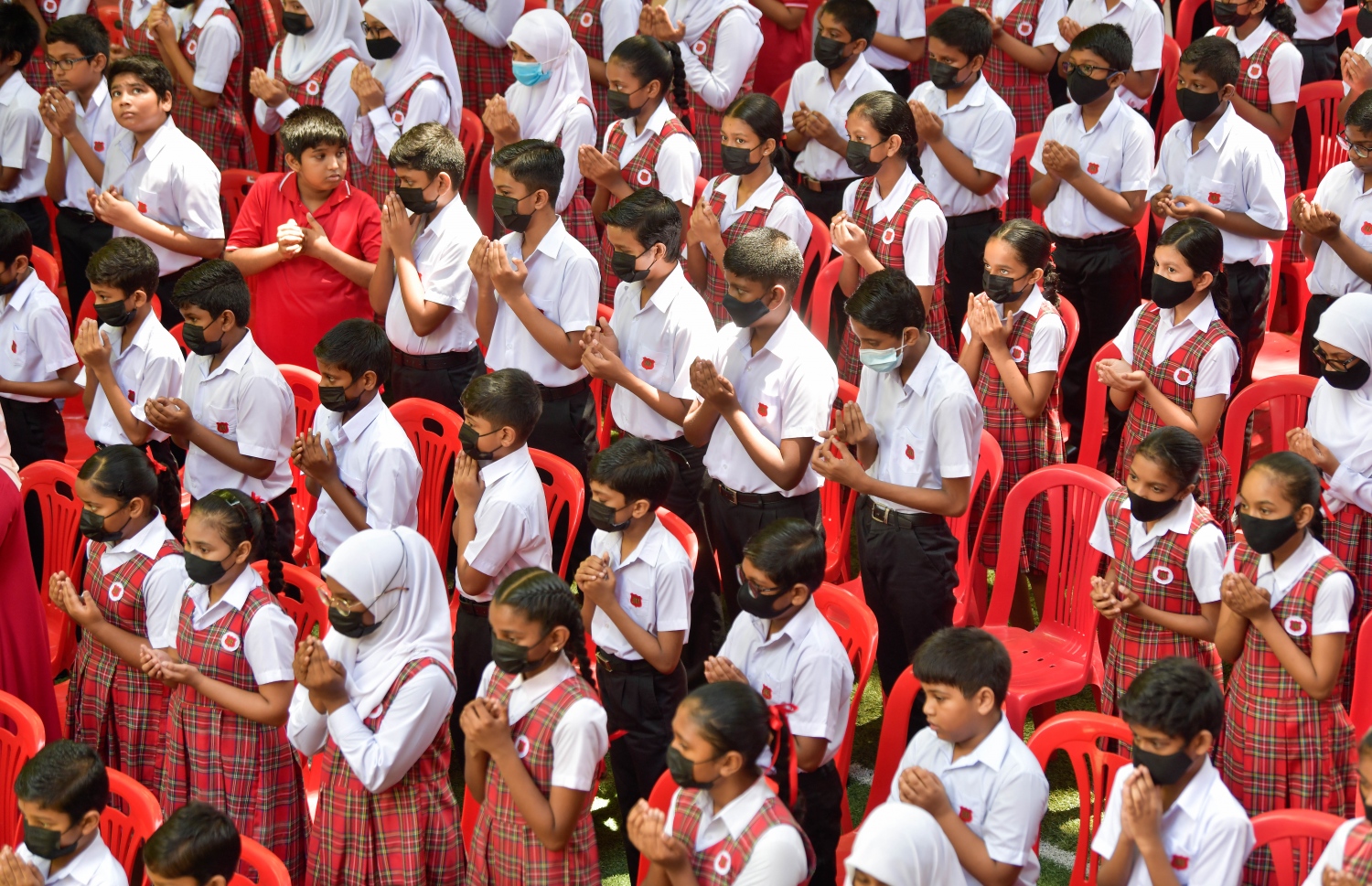 މަޖީދިއްޔާ ސްކޫލަށް 95 އަހަރު ފުރުން ފާހަގަކުރަން ބޭއްވި ހާއްސަ އެސެމްބްލީގައި ދުއާއަކަށް ކުދިން އަތްނަގައިގެން--- ފޮޓޯ؛ ފަޔާޒު މޫސާ | މިހާރު