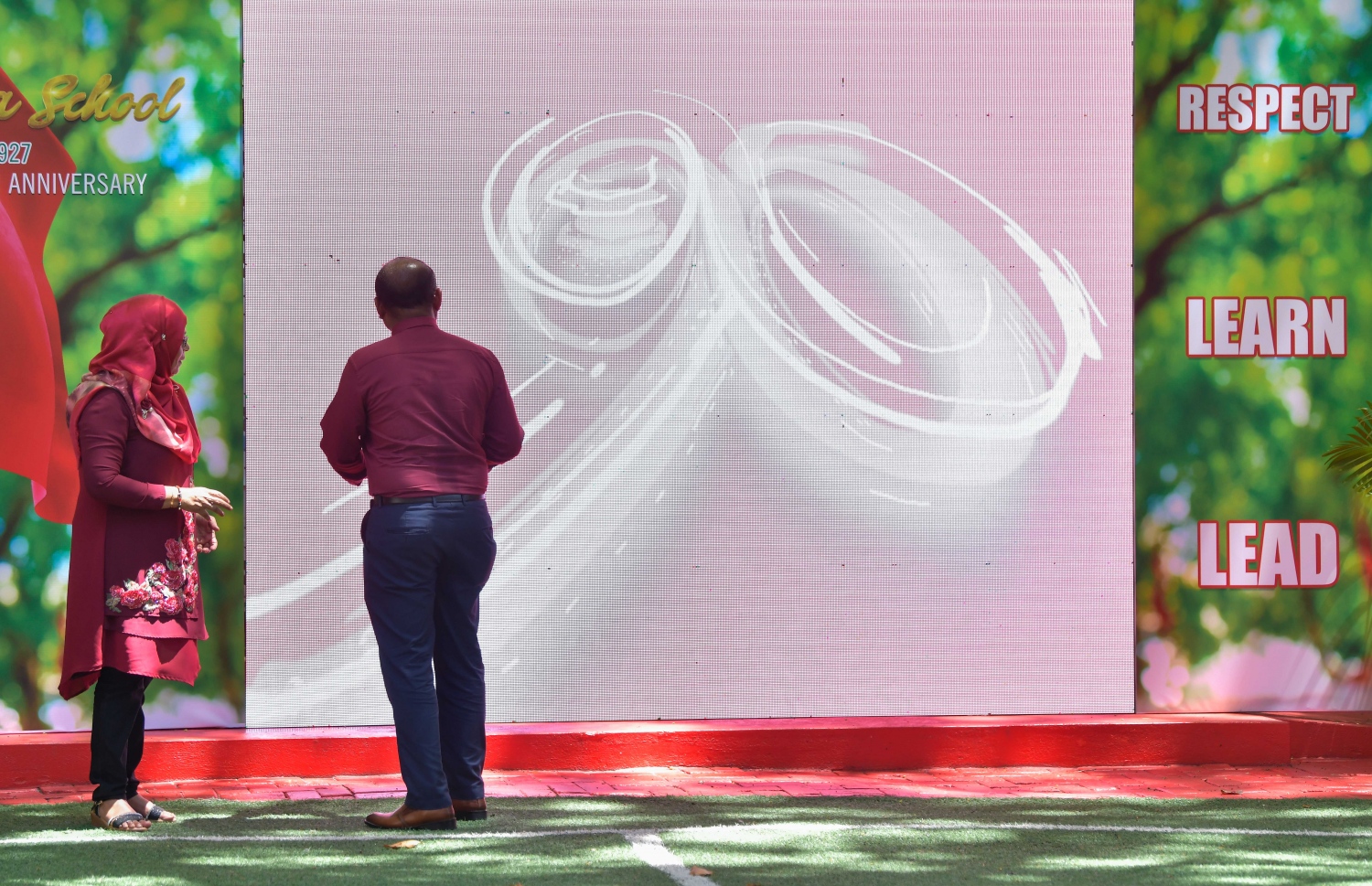 މަޖީދިއްޔާ ސްކޫލްގެ 95 ވަނަ އަހަރީ ލޯގޯ ތައާރަފް ކޮއްދެއްވައި އަދި 100 ވަނަ އަހަރަށް ކައުންޓްޑައުން ސްޓިއަރިން ކޮމެޓީގެ ރައީސް އިބްރާހިމް އިސްމާއިލް ފައްޓަވައި ދެއްވަނީ.--- ފޮޓޯ؛ ފަޔުާޒު މޫސާ | މިހާރު