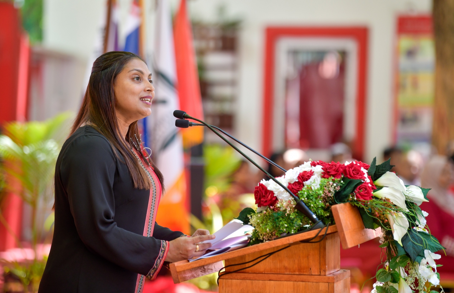 މަޖީދިއްޔާ ސްކޫލުގެ 95 ވަނަ އަހަރީ ދުވަސް ފާހަގަކުރުމަށް ބޭއްވި ހާއްސަ އެސެމްބްލީގައި އެޑިއުކޭޝަން މިނިސްޓަރު ޑރ. އައިޝަތު އަލީ ވާހަކަ ދައްކަވަނީ.--- ފޮޓޯ: ފަޔާޒު މޫސާ | މިހާރު