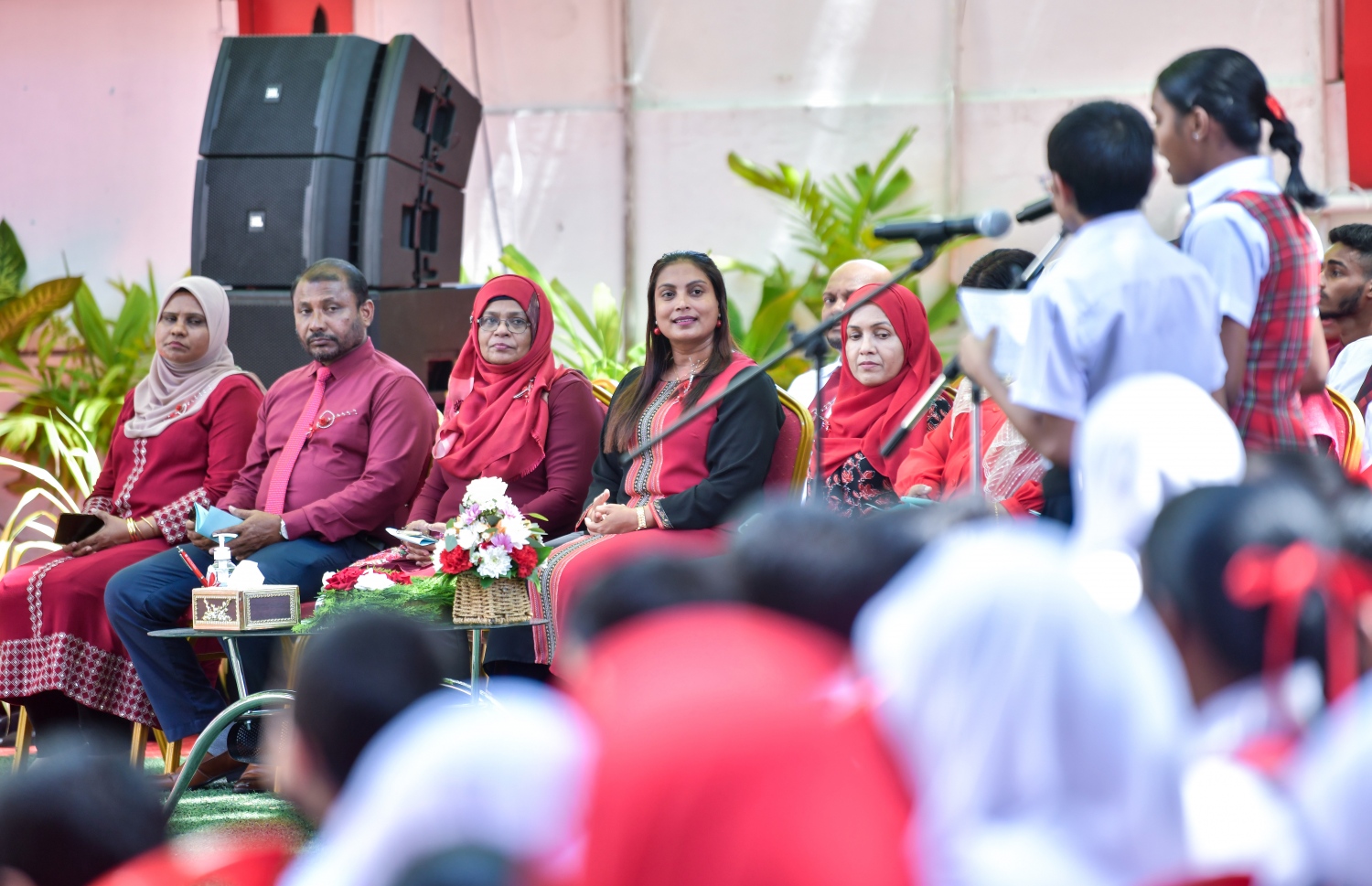 މަޖީދިއްޔާ ސްކޫލްގެ 95 ވަނަ އަހަރީ ދުވަސް ފާހަގަކުރުމަށް އެ ސްކޫލްގައި ބޭއްވި ހާއްސަ އެސެމްބްލީގައި އެޑިއުކޭޝަން މިނިސްޓަރު ޑރ. އައިޝަތު އަލީގެ އަރިހުގައި އެ ސްކޫލްގެ ޕްރިންސިޕަލް އާއިޝަތު މުހައްމަދު ސޯލިހު.--- ފޮޓޯ: ފަޔާޒު މޫސާ | މިހާރު
