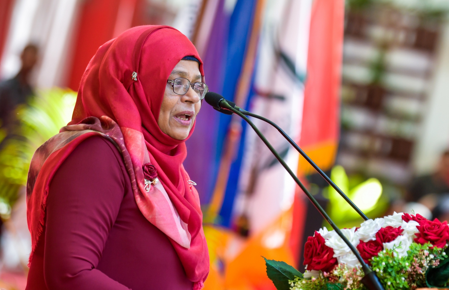 މަޖީދިއްޔާ ސްކޫލަށް 95 ވަނަ އަހަރު ފުރުން ފާހަގަކުރަން އެ ސްކޫލުގައި ބޭއްވި ހާއްސަ އެސެމްބްލީގައި  ޕްރިންސިޕަލް އާއިޝަތު މުހައްމަދު ސޯލިހު ވާހަކަ ދައްކަވަނީ: މިއީ މި ތާރީހީ ސްކޫލުގެ ފުރަތަމަ އަންހެން ޕްރިންސިޕަލް.--- ފޮޓޯ: ފަޔާޒު މޫސާ | މިހާރު