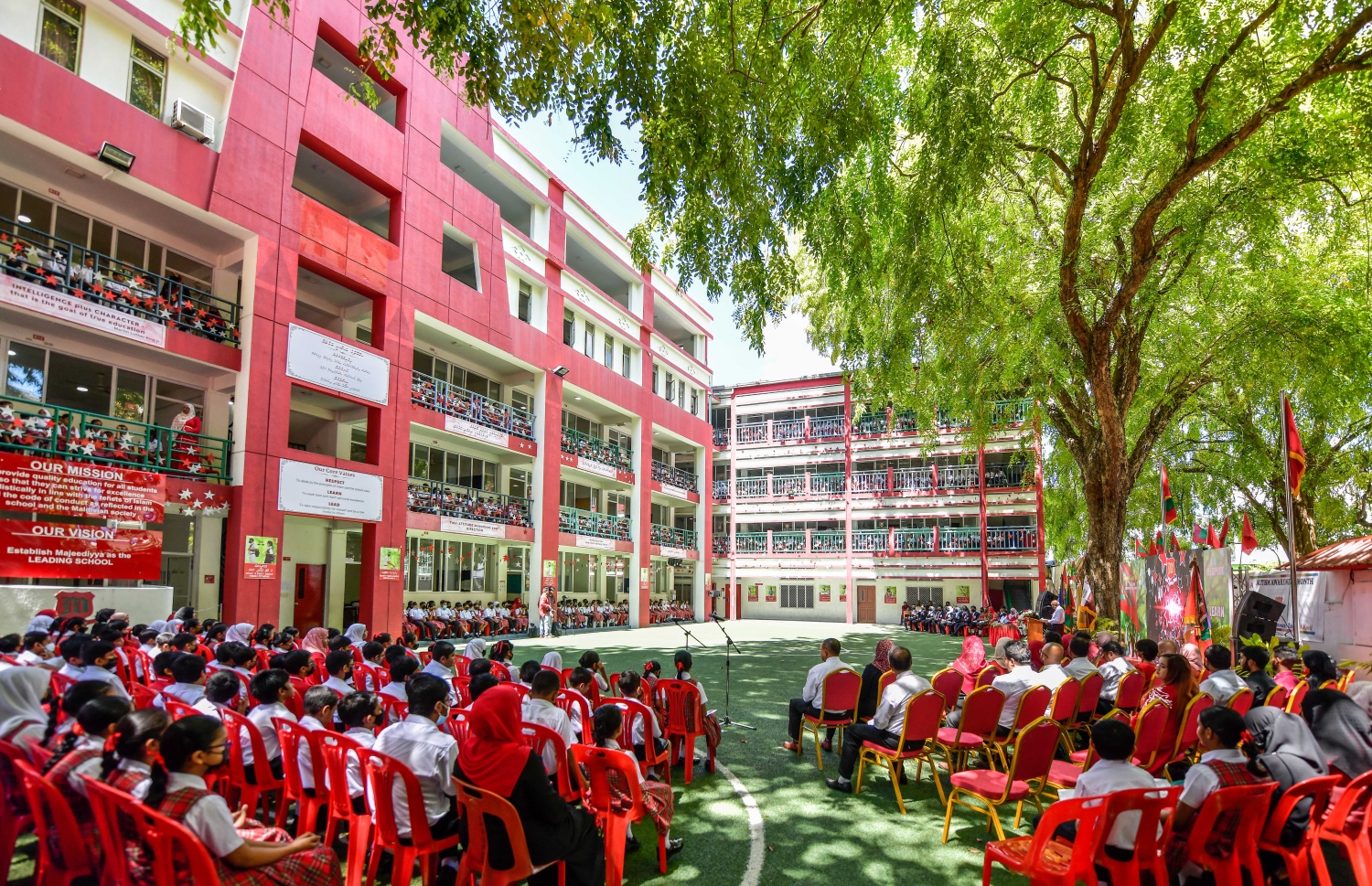 މަޖީދިއްޔާ ސްކޫލުގެ 95 ވަނަ އަހަރީ ދުވަސް ފާހަގަކުރުމަށް ބޭއްވި ހާއްސަ އެސެމްބްލީގައި އެޑިއުކޭޝަން މިނިސްޓަރު އައިޝަތު އަލީ އާއި މިނިސްޓްރީގެ ބައެއް އިސްވެރިންގެ އިތުރުން ބައެއް ކުދިން ބައިވެރިވަނީ.--- ފޮޓޯ: ފަޔާޒު މޫސާ | މިހާރު