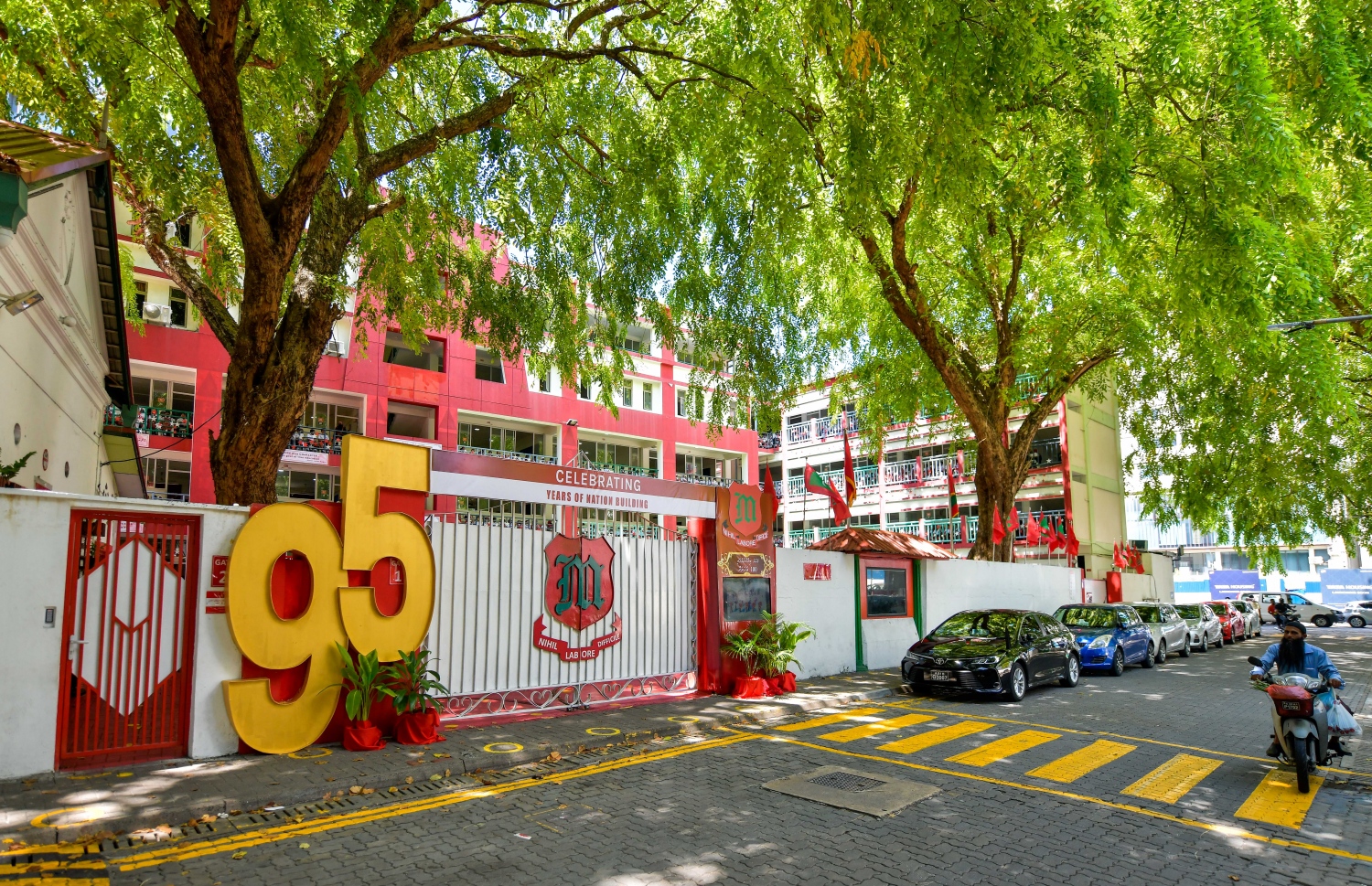 ސްކޫލުގެ 95 ވަނަ އަހަރީ ދުވަސް ފާހަގަކުރަން މިއަދު ބޭއްވި ރަސްމިއްޔާތަށް އެ ސްކޫލު ޒީނަތްތެރިކޮށްފައި.-- ފޮޓޯ: ފަޔާޒު މޫސާ | މިހާރު