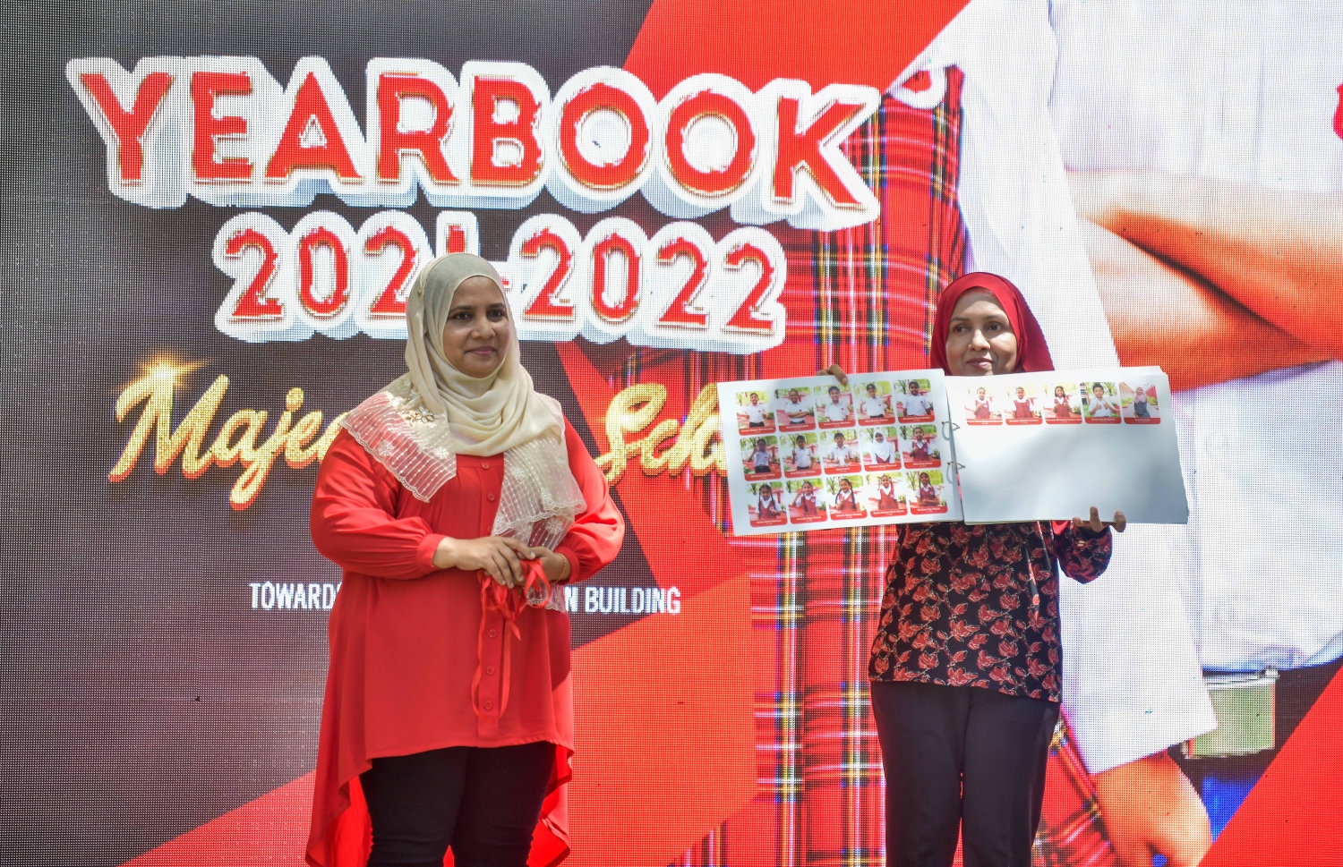 މަޖީދިއްޔާ ސްކޫލުގެ 95 ވަނަ އަހަރީ ދުވަހުގެ ހާއްސަ އެސެމްބްލީގައި އެޑިއުކޭޝަން މިނިސްޓްރީގެ ސްޓޭޓް މިނިސްޓަރު ފާތިމަތު ނަސީރު، އެ ސްކޫލުގެ "އިޔާ ބުކް" ނެރެދެެއްވަނީ.--- ފޮޓޯ: ފަޔާޒު މޫސާ | މިހާރު