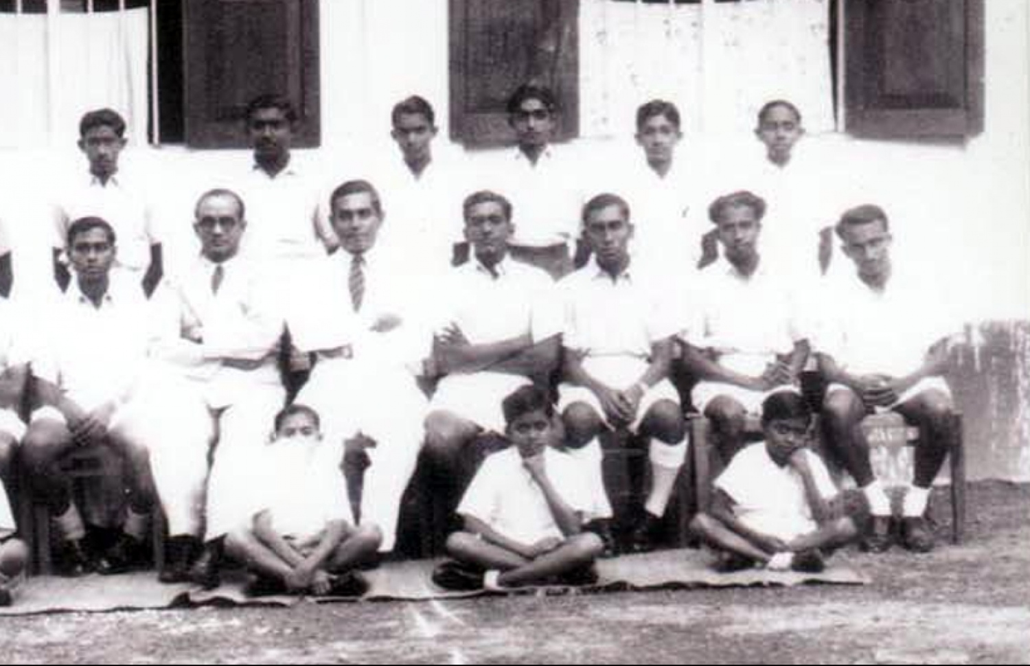 މަޖީދިއްޔާ ސްކޫލުން ބޭއްވި ރަސްމިއްޔާތެއްގައި އޭރުގެ ޕްރިންސިޕަލް، ކުރީގެ ރައީސް މުހައްމަދު އަމީން ބައިވެރިވެވަޑައިގަންނަވަނީ.-- ފޮޓޯ: މަޖީދިއްޔާ ސްކޫލު ވެބްސައިޓު