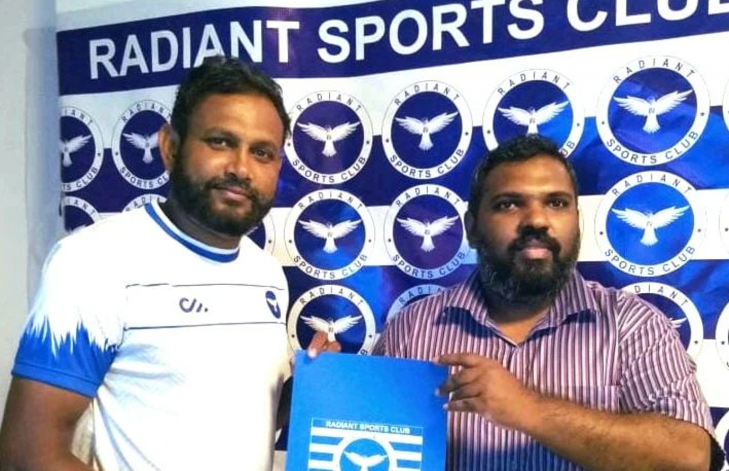 ގައުމީ ޓީމުގެ ކުރީގެ ޑިފެންޑަރު މުހައްމަދު ޝިފާން (ވ) ކުޑައްޓޭ  ރޭޑިއަންޓަށް ސޮއި ކުރުމަށްފަހު ފޮޓޯއަކަށް ހުއްޓިލައިގެން --- ފޮޓޯ: