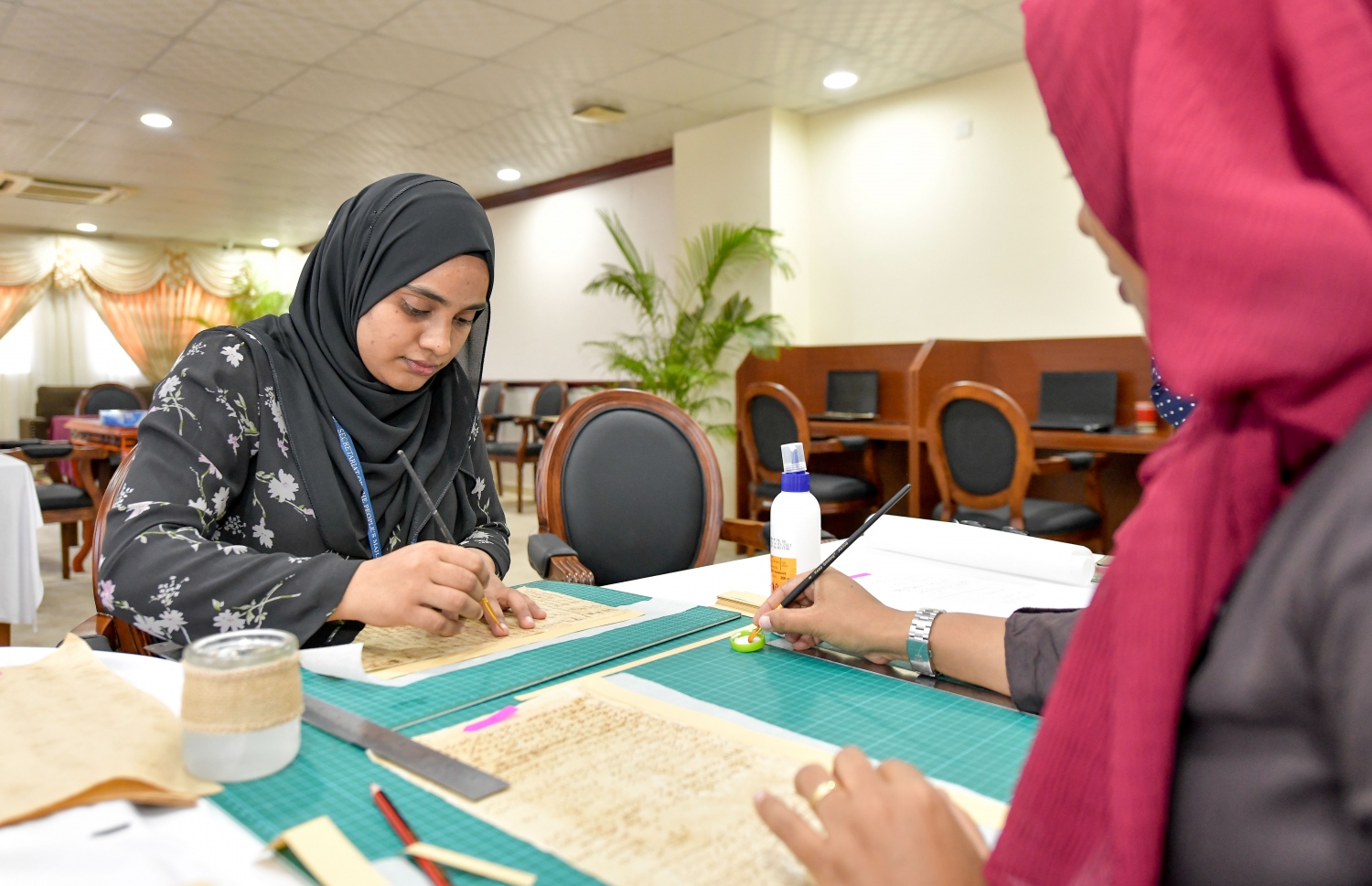 ރައްޔިތުންގެ މަޖިލީހުގެ އިދާރާގައި ހުރި ދުވަސްވީ ލިޔެކިއުންތަައް ހަލާކުވިޔަ ނުދީ، ގިނަ ދުވަހަށް ދެމެހެއްޓުމުގެ މަސައްކަތް އެ އިދާރާގެ މުވައްޒަފުން ކުރަނީ.--- ފޮޓޯ: ނިޝާން އަލީ| މިހާރު