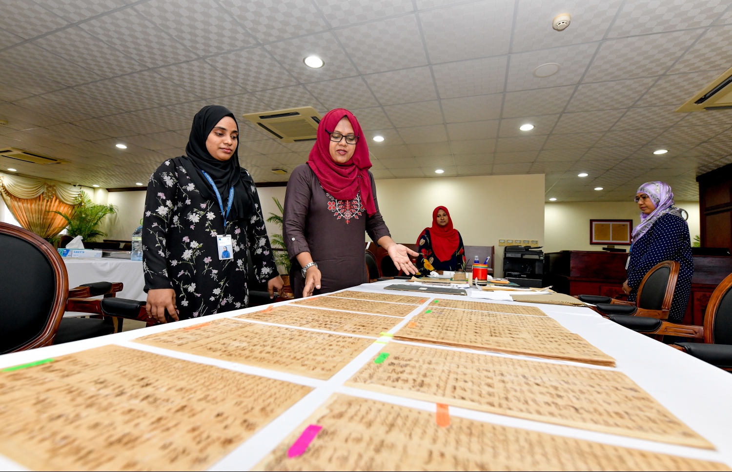 ރައްޔިތުންގެ މަޖިލީހުގެ އިދާރާގައި ހުރި ދުވަސްވީ ލިޔެކިއުންތަައް ހަލާކުވިޔަ ނުދީ، ގިނަ ދުވަހަށް ދެމެހެއްޓުމުގެ މަސައްކަތް އެ އިދާރާގެ މުވައްޒަފުން ކުރަނީ.---ފޮޓޯ: ނިޝާން އަލީ| މިހާރު