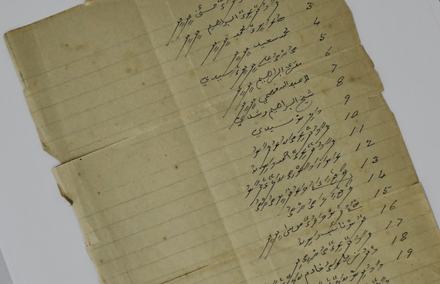 ރައްޔިތުންގެ މަޖިލީހުގެ އިދާރާގައި ހުރި ގިނަ ދުވަސްވީ ބައެއް ލިޔެކިޔުންތައް: އިހުޒަމާނުގައި މަޖިލީހުގެ ޖަލްސާތަކަށް ހާޒިރުވެވަޑައިގެންނެވި މެންބަރުން ސޮއިކުރައްވާފައިވާ އެތައް ފޮތެއް އަދިވެސް މަޖިލީހުގެ އިދާރާގައި އެބަހުރި.--- ފޮޓޯ: ނިޝާން އަލީ| މިހާރު