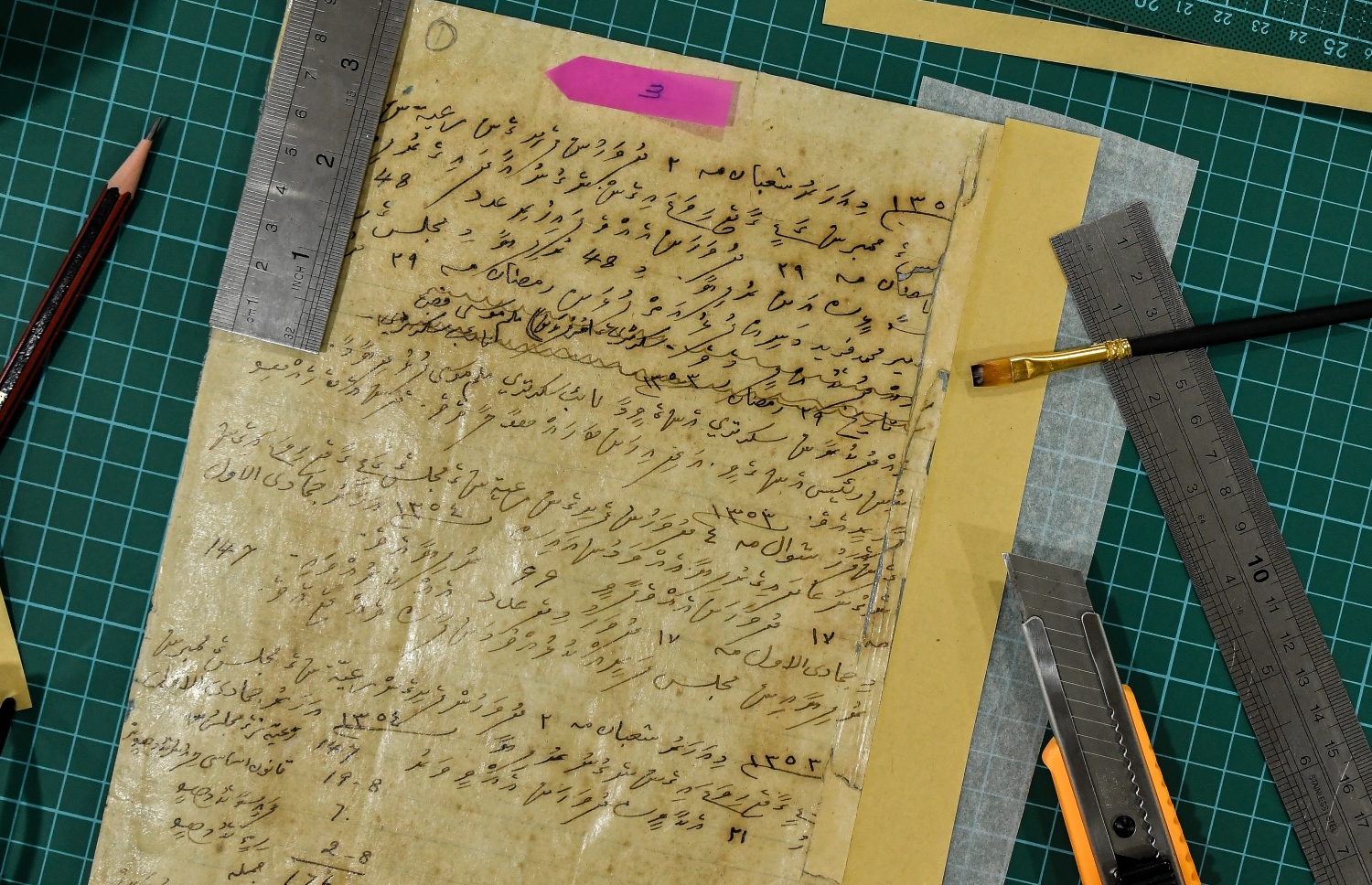 ރައްޔިތުންގެ މަޖިލީހުގެ އިދާރާގައި ހުރި ދުވަސްވީ ލިޔެކިއުންތަައް ހަލާކުވިޔަނުދީ ގިނަ ދުވަހަށް ދެމެހެއްޓުމުގެ މަސައްކަތް އެ އިދާރާގެ މުވައްޒަފުން ކުރަނީ.--- ފޮޓޯ: ނިޝާން އަލީ| މިހާރު