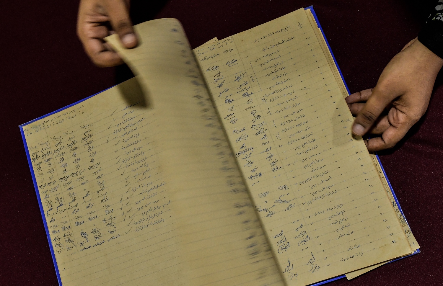 ރައްޔިތުންގެ މަޖިލީހުގެ އިދާރާގައި ހުރި ގިނަ ދުވަސްވީ ބައެއް ލިޔެކިޔުންތައް: އިހުޒަމާނުގައި މަޖިލީހުގެ ޖަލްސާތަކަށް ހާޒިރުވެވަޑައިގެންނެވި މެންބަރުން ސޮއިކުރައްވާފައިވާ އެތައް ފޮތެއް އަދިވެސް މަޖިލީހުގެ އިދާރާގައި އެބަހުރި.--- ފޮޓޯ: ނިޝާން އަލީ| މިހާރު