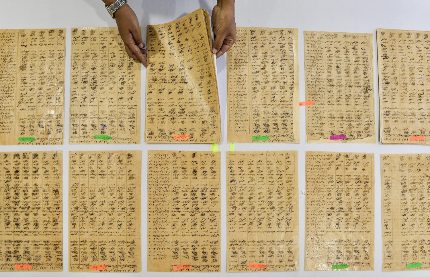 ރައްޔިތުންގެ މަޖިލީހުގެ އިދާރާގައި ހުރި ދުވަސްވީ ލިޔެކިއުންތަައް ހަލާކުވިޔަނުދީ، ގިނަ ދުވަހަށް ދެމެހެއްޓުމުގެ މަސައްކަތް އެ އިދާރާގެ މުވައްޒަފުން ކުރަނީ.---ފޮޓޯ: ނިޝާން އަލީ| މިހާރު