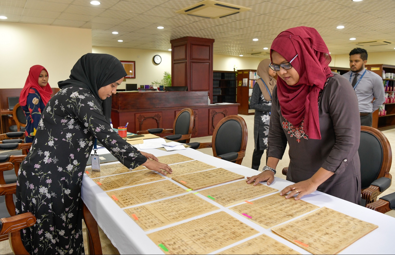 ރައްޔިތުންގެ މަޖިލީހުގެ އިދާރާގައި ހުރި ދުވަސްވީ ލިޔެކިއުންތަައް ހަލާކުވިޔަނުދީ ގިނަ ދުވަހަށް ދެމެހެއްޓުމުގެ މަސައްކަތް، އެ އިދާރާގެ މުވައްޒަފުން ކުރަނީ: މި މަސައްކަތުގެ ދަށުން ދުވަސްވީ ލިޔެކިޔުންތައް ނަގައި އެތަކެތި ކެމިކަލްއަޅައި ސާފުކޮށް ހަލާކުވެފައިވާ ތަންތަން ބައްދައި، ގިނަ ދުވަހަށް ދެމެހެއްޓުމުގެ މަސައްކަތް އަންނަނީ ކުރަމުން.--- ފޮޓޯ: ނިޝާން އަލީ| މިހާރު