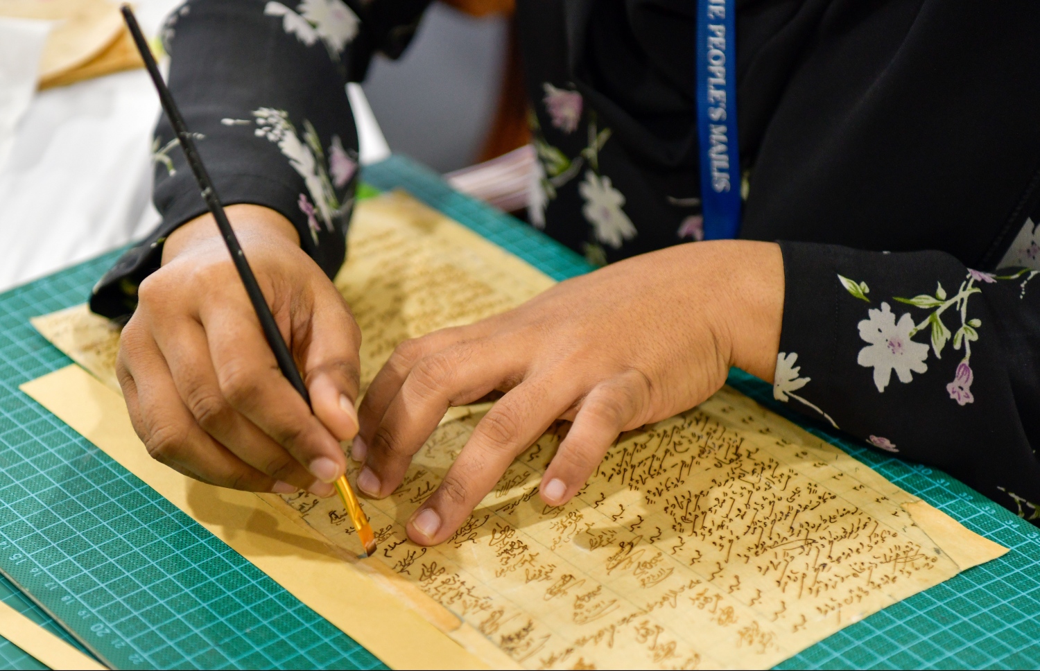 ރައްޔިތުންގެ މަޖިލީހުގެ އިދާރާގައި ހުރި ދުވަސްވީ ލިޔެކިއުންތަައް ނަގައި، އެ ތަކެތި ކެމިކަލް އަޅައި ސާފުކޮށް، ހަލާކުވެފައިވާ ތަންތަން ބައްދަނީ.--- ފޮޓޯ: ނިޝާން އަލީ| މިހާރު