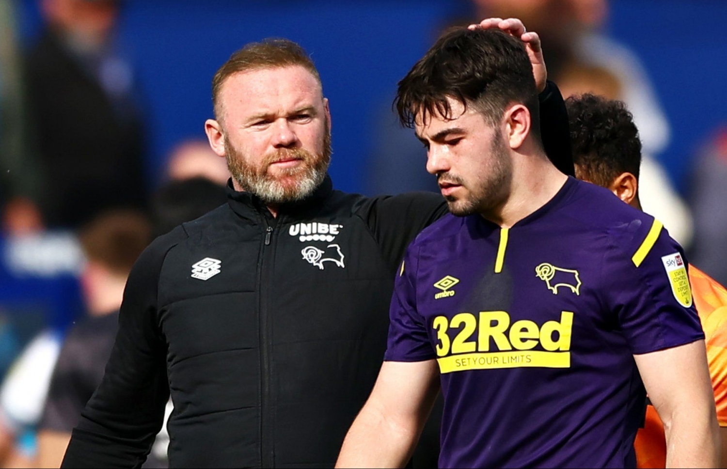 ޑާބީ އެންމެ ފަހުން ލީގުގައި ކިއުޕީއާރާ ދެކޮޅަށް ކުޅުނު މެޗަށް ފަހު ކޯޗު ރޫނީ ކުޅުންތެރިންނަށް ހިތްވަރު ދިނުމުގައި.-- ފޮޓޯ: ގެޓީ އިމޭޖަސް