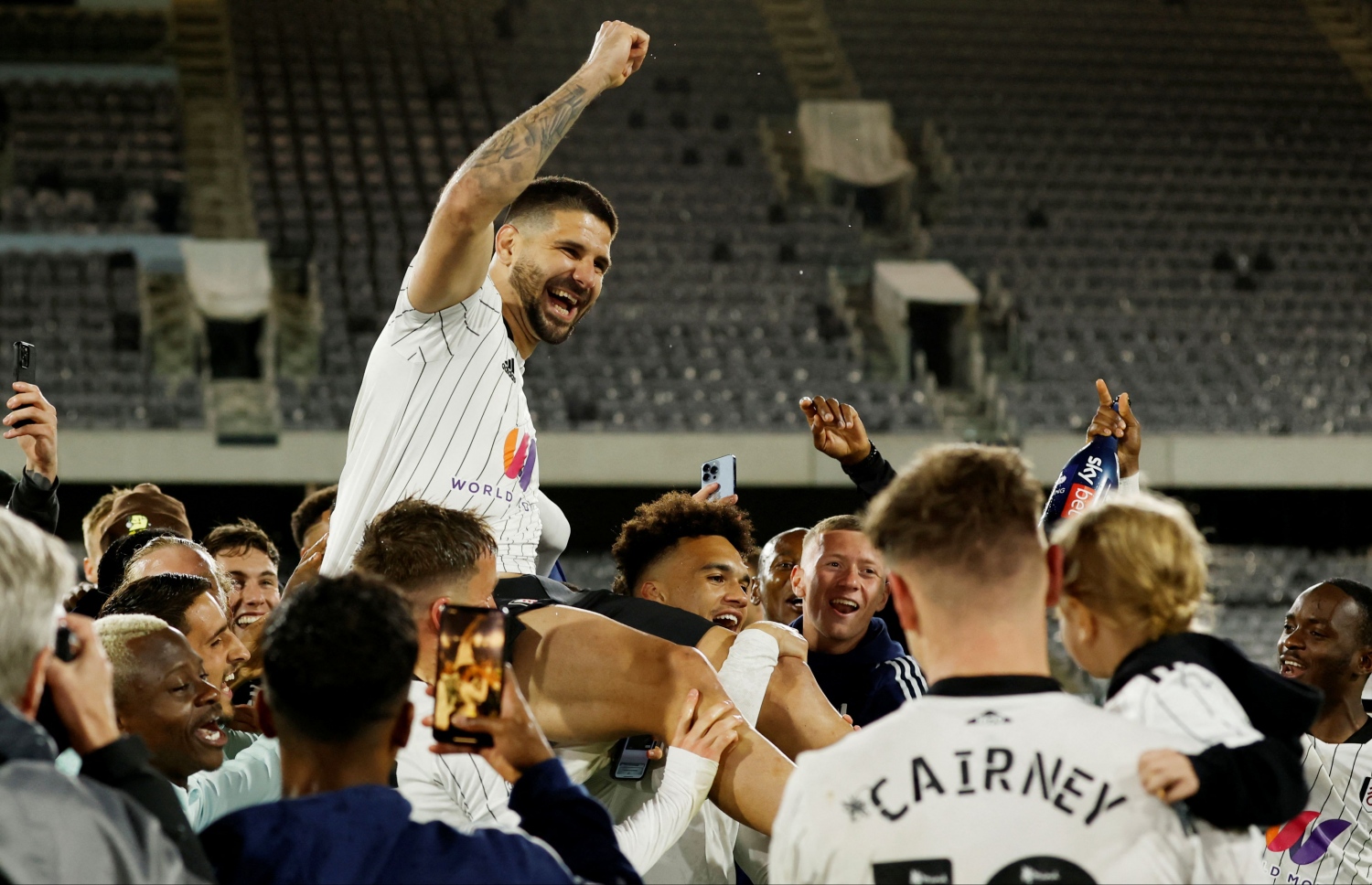 މެޗަށް ފަހު ފުލަމްގެ ކުޅުންތެރިން މިޓްރޮވިޗް އުފުލާލައިގެން އުފާފާޅުކުރަނީ.-- ފޮޓޯ: ގެޓީ އިމޭޖަސް