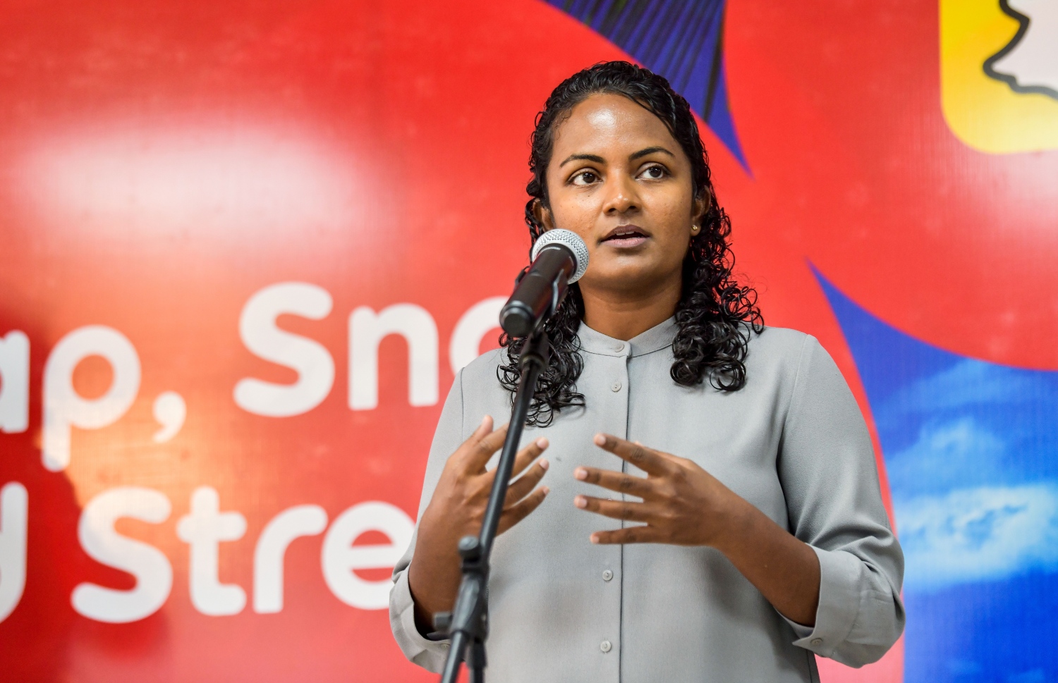 މިއަދުގެ ހަފުލާގައި މިނިސްޓަރު ޝައުނާ ވާހަކަ ދައްކަވަނީ.--- ފޮޓޯ: ފަޔާޒް މޫސާ| މިހާރު