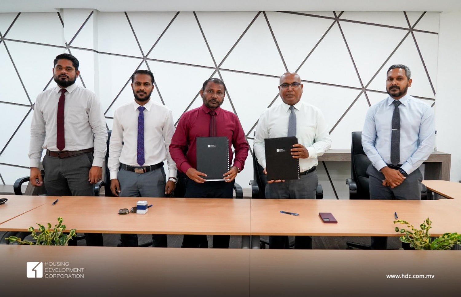 ހުޅުމާލެ ދެ ވަނަ ފިޔަވަހީގައި އިތުރު ދެ ސްކޫލެއް އެޅުމަށް ބިން ހަވާލުކުރުމުގެ އެއްބަސްވުމުގައި އެޗްޑީސީގެ މެނޭޖިން ޑިރެކްޓަރު ސުހެއިލް (ކ-2) އަދި އެޑިއުކޭޝަންގެ ސްޓޭޓް މިނިސްޓަރު ރިޔާޒު (ވ-3) ފޮޓޯއަކަށް ހުއްޓިވަޑައިގެން.-- ފޮޓޯ: