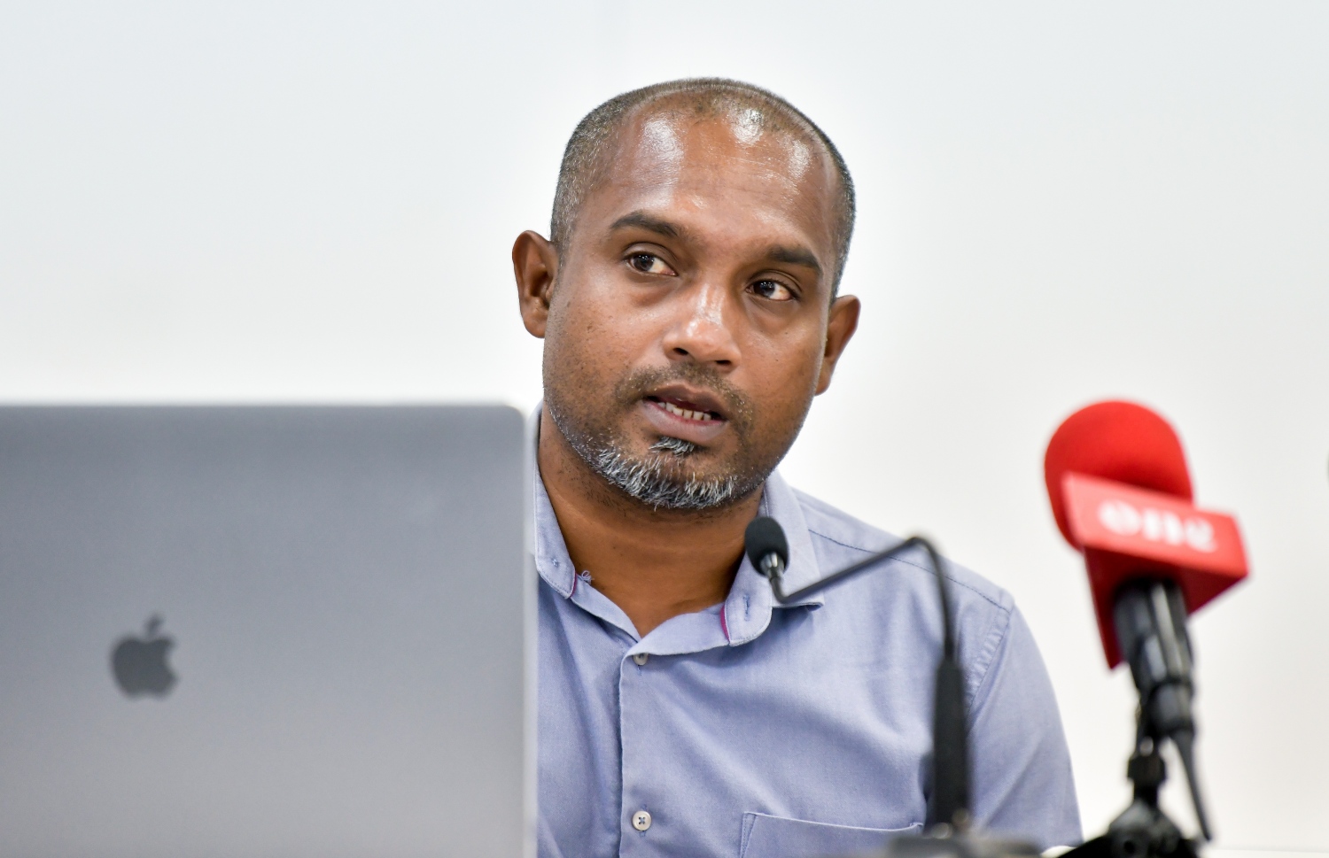 ޖަވާ: އޭނާ ވިދާޅުވީ ރޭޑިއަންޓަށް އެއްބާރުލުން ދިނުމުގައި އެފްއޭއެމް ދެމިއޮންާނެ ކަމަށް. އެކަމަކު މެންބަރުކަން ދިނުން މަޑުޖައްސާލީ އޭއެފްސީ ފާހަގަކޮށްފައިވާކަންކަން ހައްލުކުރުމަށް ކަމަށް ވިދާޅުވި --- ފޮޓޯ: ފަޔާޒު މޫސާ | މިހާރު