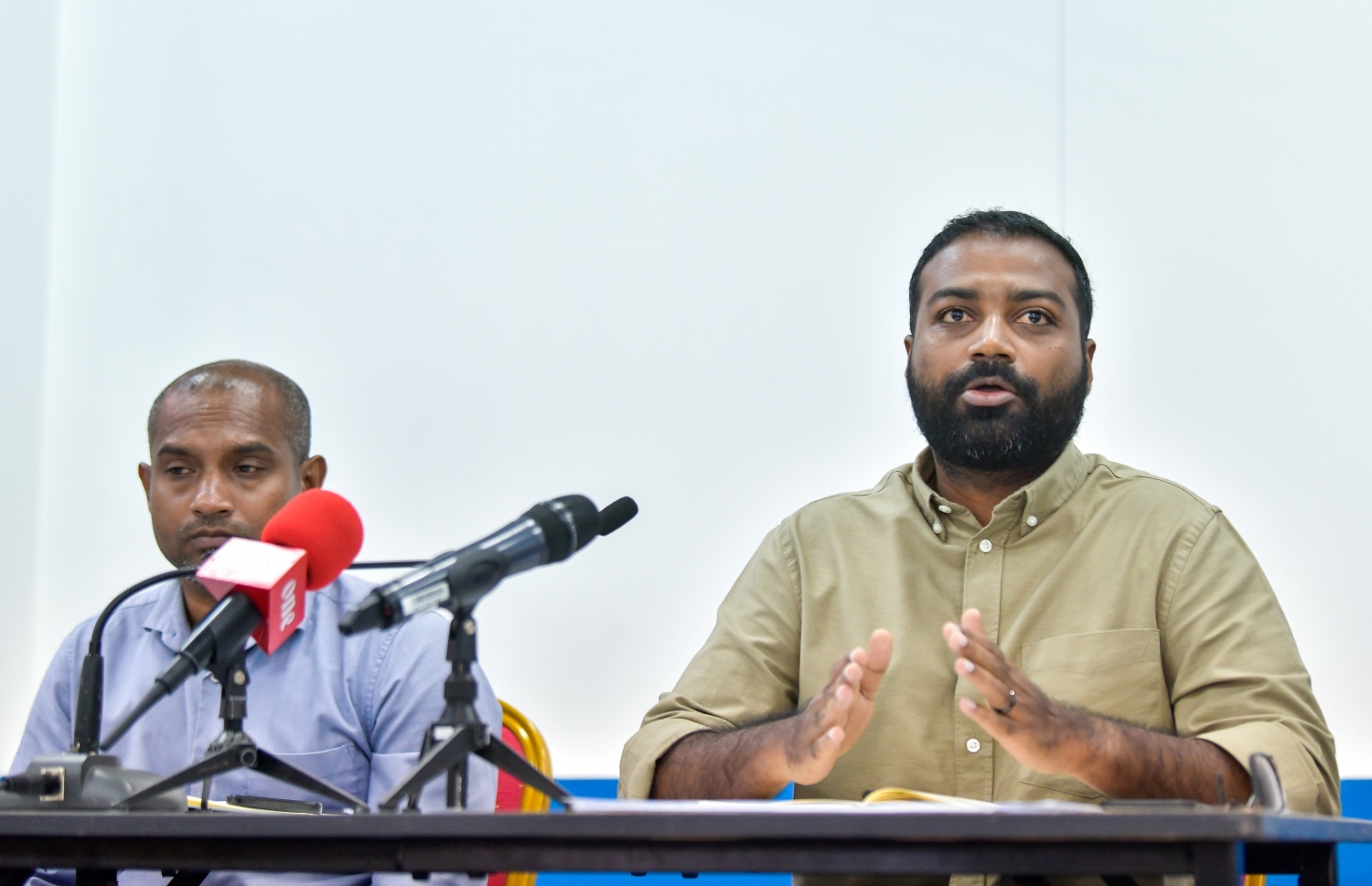 ރޭޑިއަންޓް މައްސަލަ އާ ގުޅިގެން މިދިޔަ ބުދަ ދުވަހު އެފްއޭއެމުން ބޭއްވި ޕްރެސްގައި ޖެނަރަލް ސެކްރެޓަރީ ޖަވާޒު (ވ) އާއި ލީގަލް ހެޑް ޖައުޝަން ޝަރީފް: ރޭޑިއަންޓަކީ ނއިު ރޭޑިއަންޓްގެ ސްޕޯޓިން ސަކްސެސާ ކަމަށް ކަނޑައަޅާނެ ޖާގަ އެބައޮތް ކަމަށް އޭއެފްސް ބުނާ ކަމަށް އެފްއޭއެމުން ބުނޭ --- ފޮޓޯ: ފަޔާޒު މޫސާ | މިހާރު