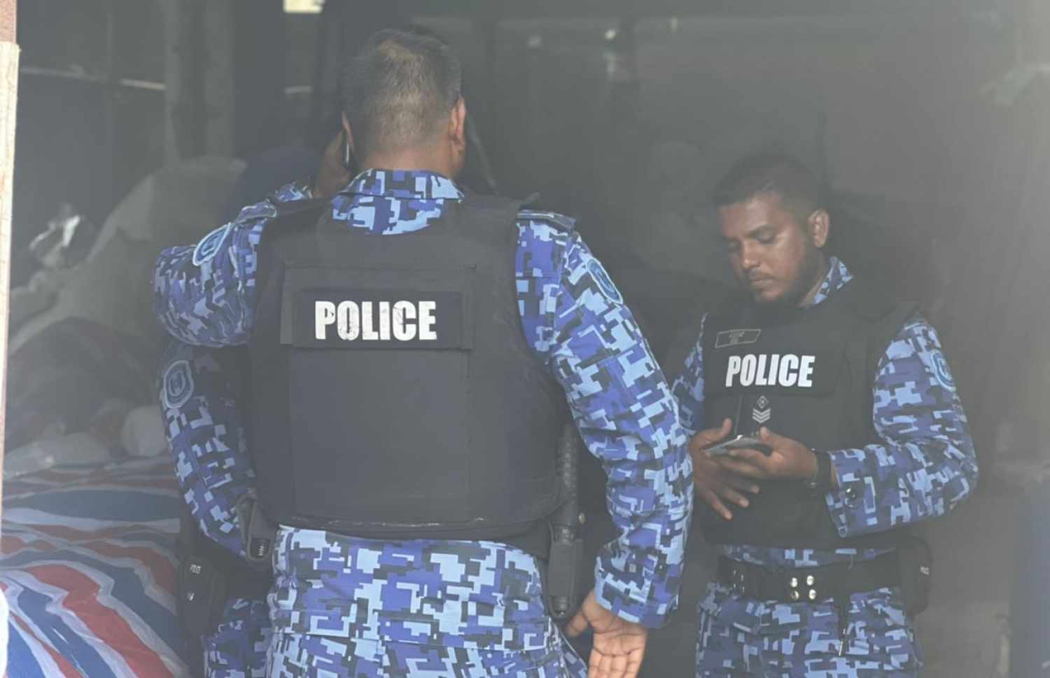 އިންޑިއާ އައުޓު ބެނާތައް ނެގުމަށް ޔާމީންގެ ގެކޮޅު ހުންނަ ސަރަހައްދުގައި ފުލުހުން ހަރަކާތްތެރިވަނީ-- ފޮޓޯ: މޫސާ ރަޝީދު/ މިހާރު