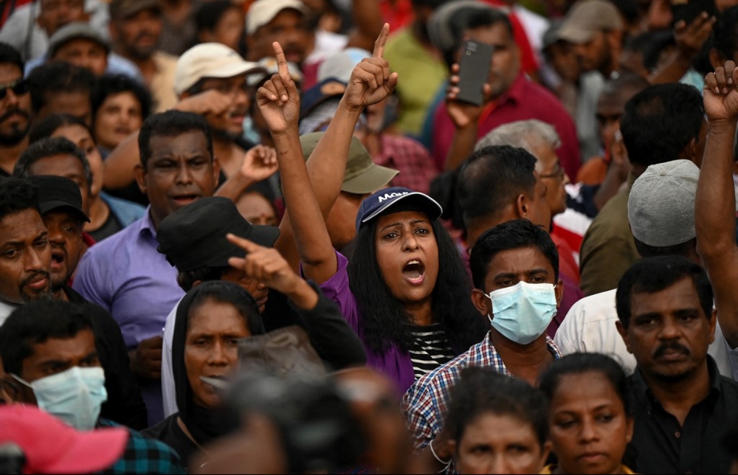 ލަންކާގެ ހާލަތާ ގުޅިގެން އެ ގައުމުގެ ސަރުކާރާ ދެކޮޅަށް ރައްޔިތުން ނުކުމެެ މުޒާހަރާ ކުރަނީ --- ފައިލް ފޮޓޯ: އޭއެފްޕީ