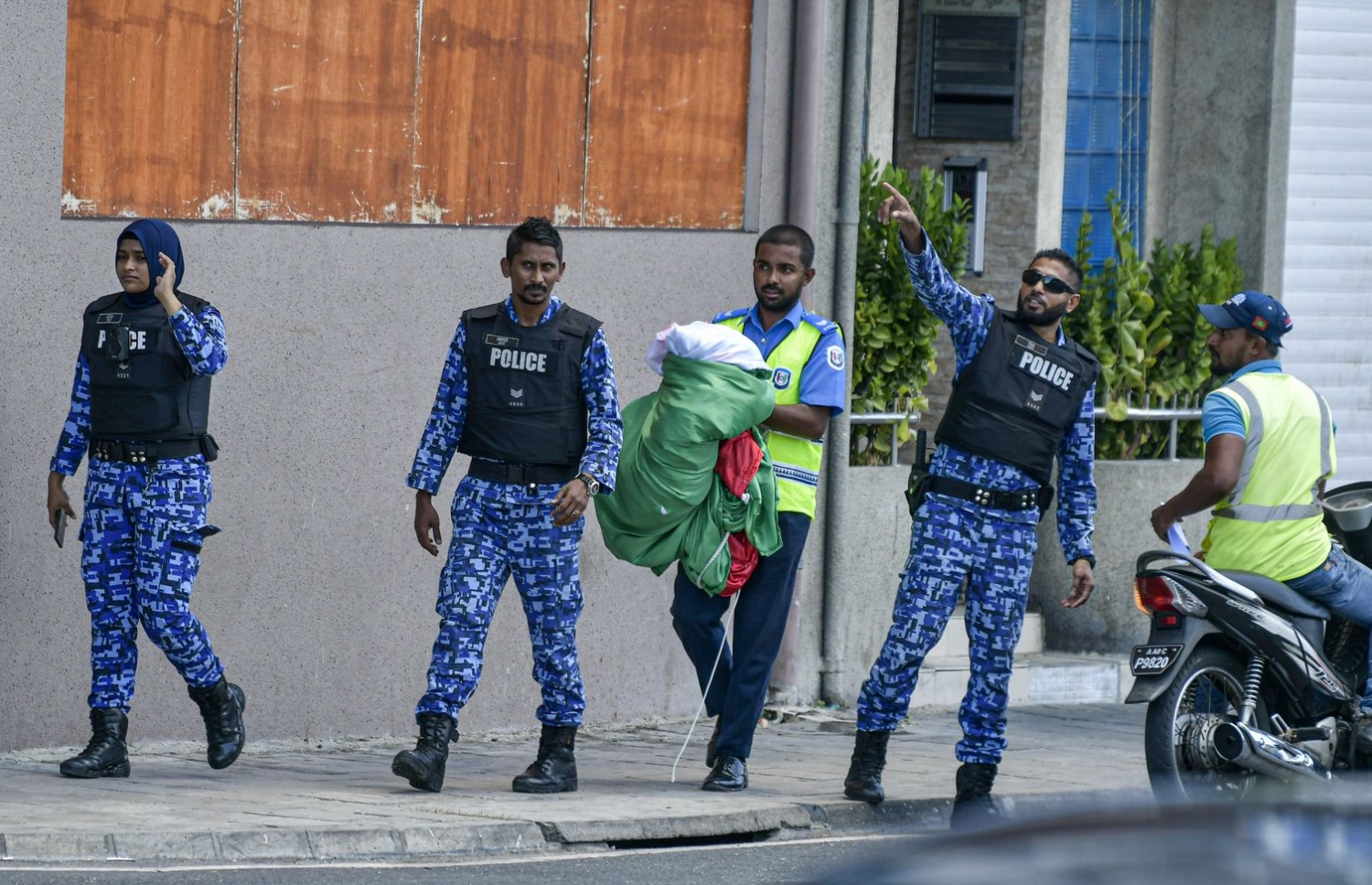 އިދިކޮޅު ޕާޓީ ޕީޕީއެމް ހިންގާ އިމާރާތުގައި ނެގި ބެނާ ނަގައިގެން ފުލުހުން މިއަދު ދަނީ.---ފޮޓޯ: ނިޝާން އަލީ/ މިހާރު