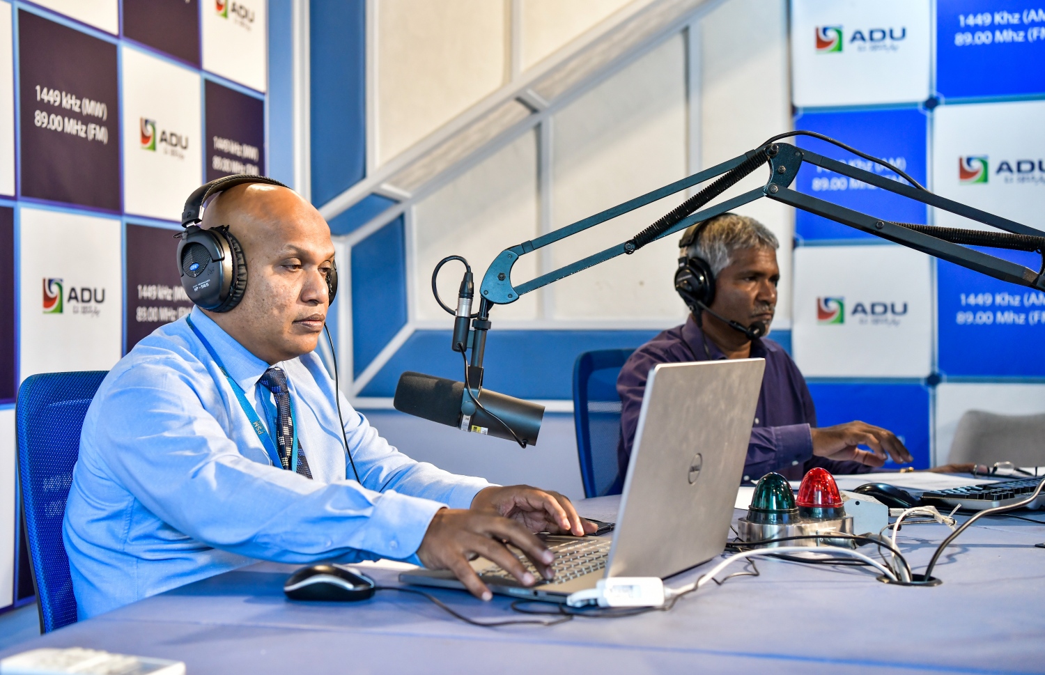 ނަސްރު، އަޑުގައި ލައިވް ޕްރޮގްރާމެއް ހުށަހަޅައިދެނީ -- ފޮޓޯ: ފަޔާޒް މޫސާ | މިހާރު