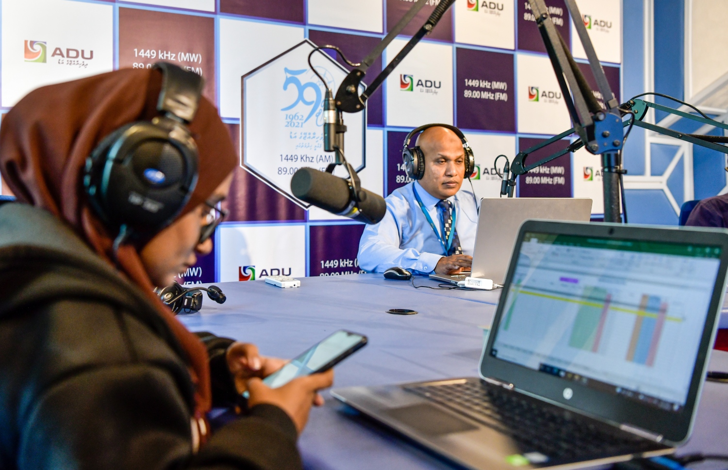 ނަސްރު، އަޑުގައި ލައިވް ޕްރޮގްރާމެއް ހުށަހަޅައިދެނީ -- ފޮޓޯ: ފަޔާޒް މޫސާ | މިހާރު