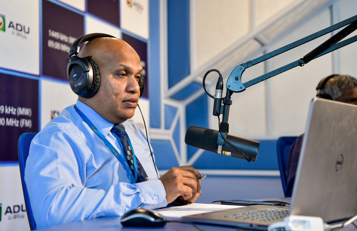 ނަސްރު، އަޑުގައި ލައިވް ޕްރޮގްރާމެއް ހުށަހަޅައިދެނީ -- ފޮޓޯ: ފަޔާޒް މޫސާ | މިހާރު