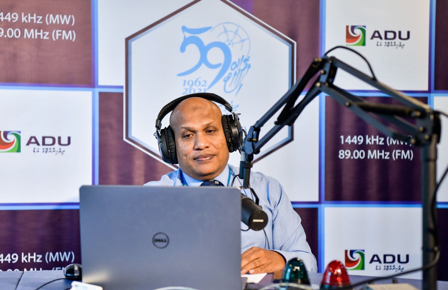 ނަސްރު، އަޑުގައި ލައިވް ޕްރޮގްރާމެއް ހުށަހަޅައިދެނީ -- ފޮޓޯ: ފަޔާޒް މޫސާ | މިހާރު