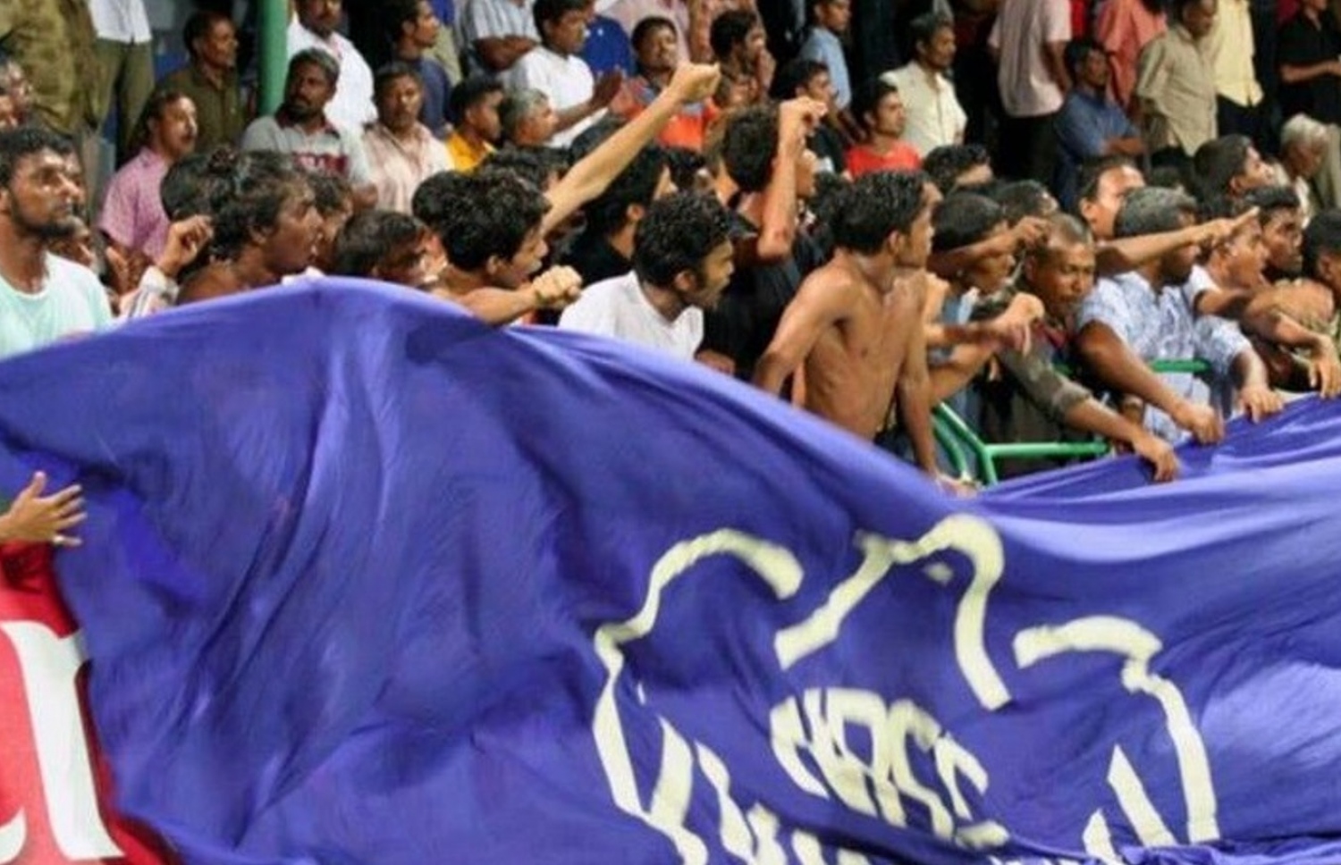 ނިއު ރޭޑިއަންޓްގެ ސަޕޯޓަރުން އެޓީމުގެ މެޗެއްގައި އުފާފާޅު ކުރަނީ --- ފައިލް ފޮޓޯ