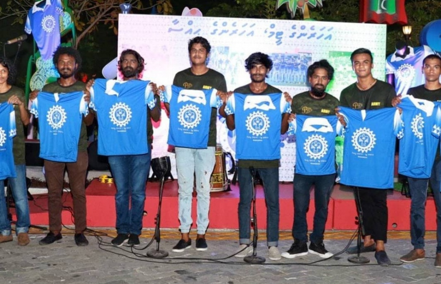 ނިއު ރޭޑިއަންޓަށް އެހީ ހޯދުމަށް ހިންގި ހަރަކކާތްތަކުގެ ތެރެއިން އެޓީމުގެ ސަޕޯޓަރުން