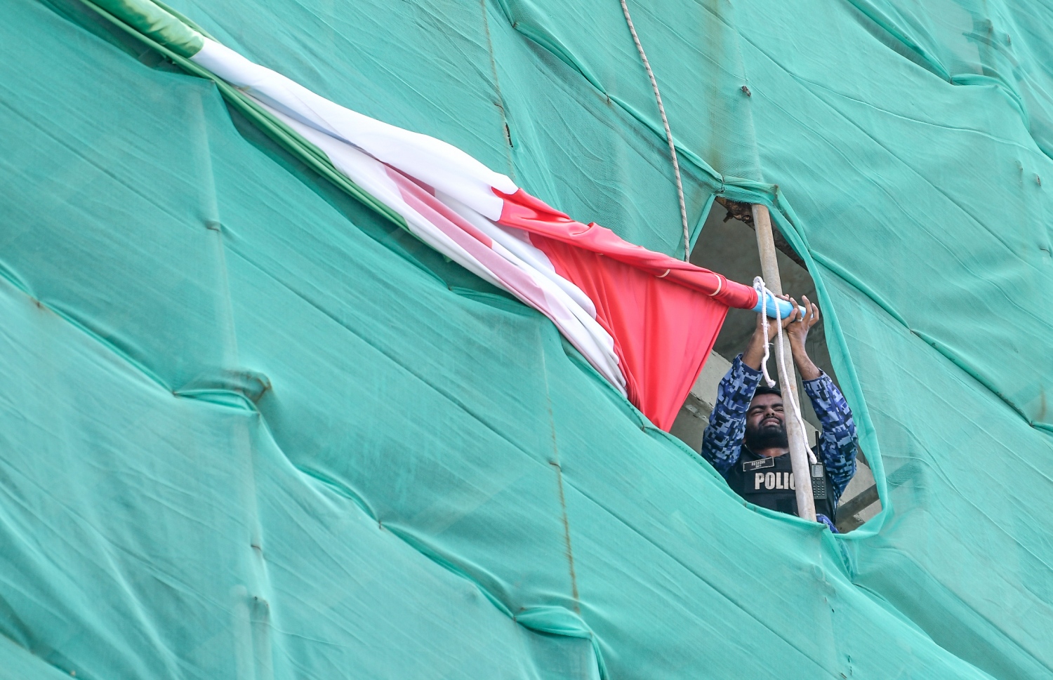 ޔާމީންގެ ގޭގައި ހަރުކުރި ބެނާ ފުލުހުން ނަގަނީ -- ފޮޓޯ/މިހާރު