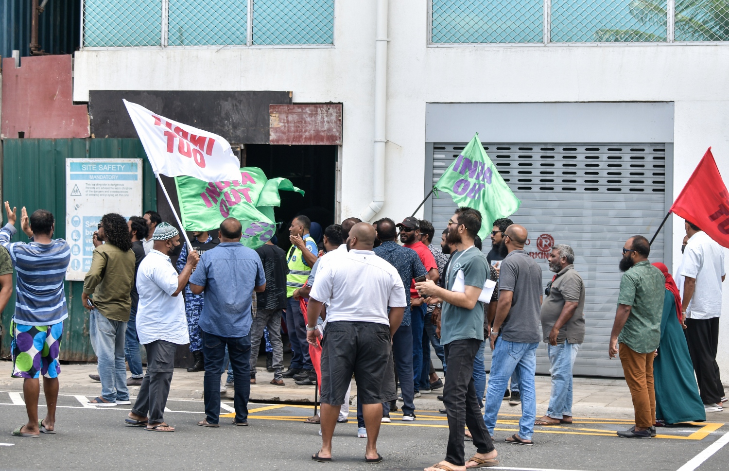 އިދިކޮޅުގެ ލީޑަރު އަދި ކުރީގެ ރައީސް އަބްދުﷲ ޔަމީންގެ ގެކޮޅުގައި ދެމި އިންޑިއާ އައުޓް ބެނާ ނެގުމަށް ފުލުހުން ހަރަކާތްތެރިވި ވަގުތު އިދިކޮޅުގެ ސަޕޯޓަރުން އެތަނަށް އެއްވެ -- ފޮޓޯ: ނިޝާން އަލީ | މިހާރު