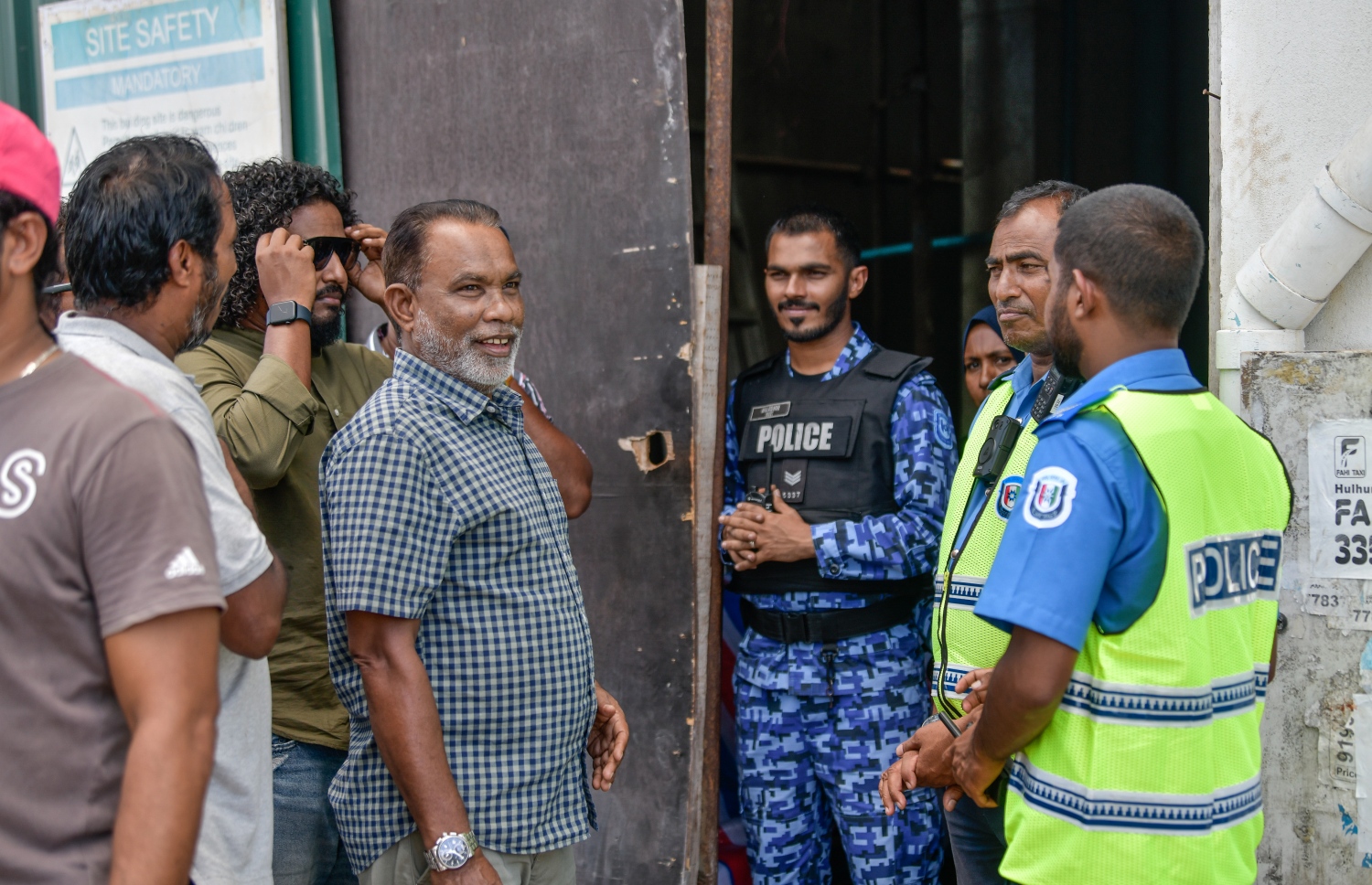 ޔާމީންގެ ގެކޮޅުގައި ނެގި "އިންޑިއާ އައުޓް" ބެނާ ނަގަން ފުލުހުން ހަރަކާތްތެރިވި ދުވަހެއްގައި އަބްދުއްރަހީމް ފުލުހުންނާ ވާހަކަ ދައްކަވަނީ.---ފޮޓޯ: ފަޔާޒު މޫސާ| މިހާރު