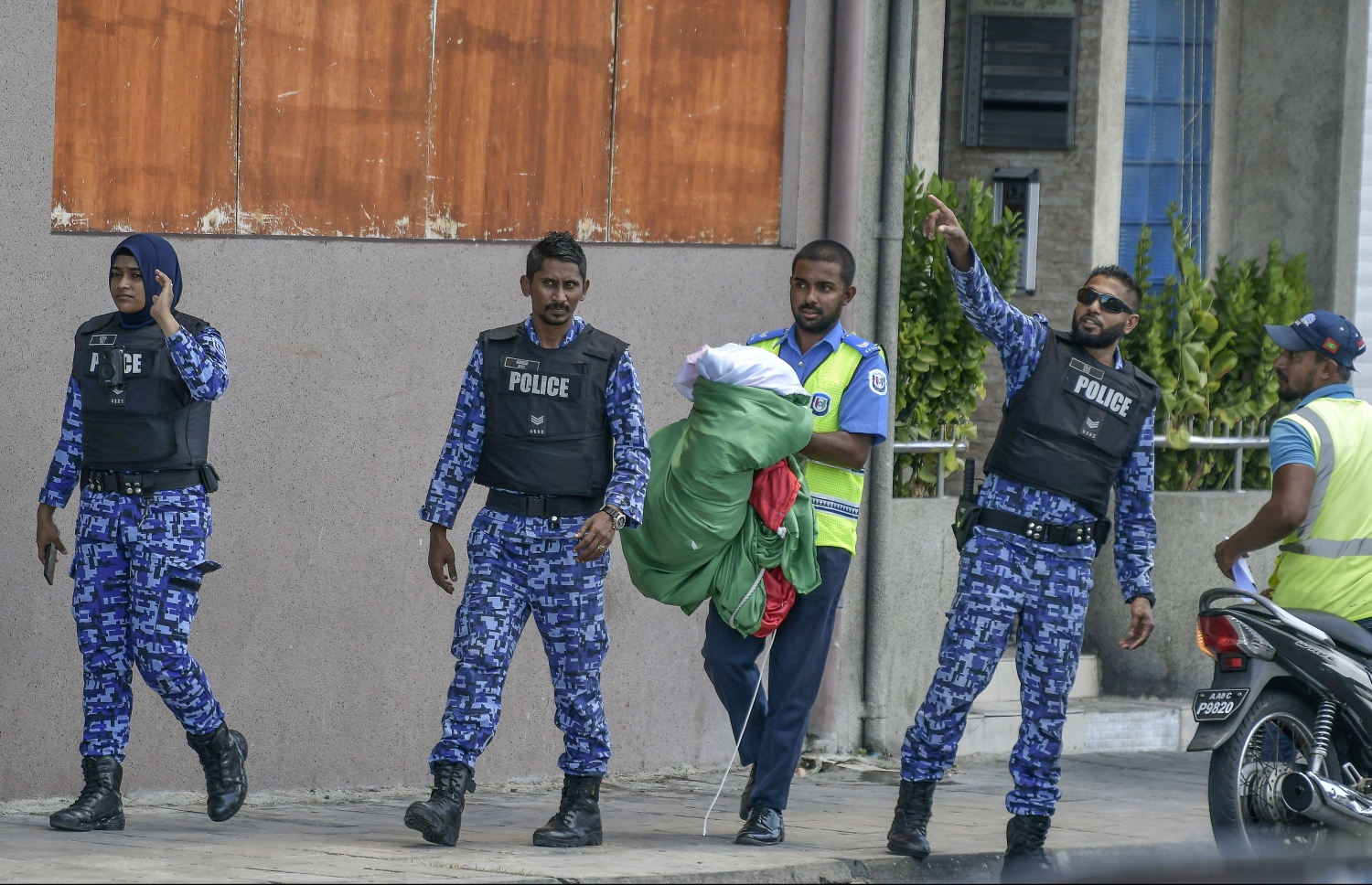 ޕީޕީއެމްގެ އޮފީހުގެ ބޭރުގައި ދަމާފައި އޮތް "އިންޑިއާ އައުޓް" ބެނާ ނަގައިގެން ފުލުހުން ގެންދަނީ -- ފޮޓޯ: ނިޝާން އަލީ | މިހާރު