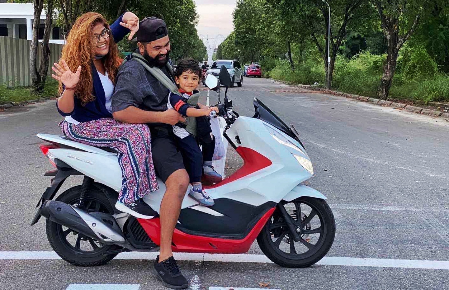 އުނޫޝާ އާއި ހަމީ އެ މީހުންގެ ދަރިފުޅާއެކު.