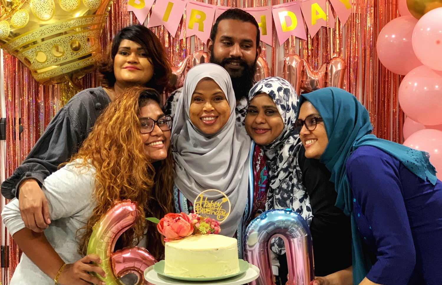 އުނޫޝާ އޭނާގެ މަންމަ (މ) އަދި އާއިލާގެ އެހެން މެމްބަރުންނާއެކު.