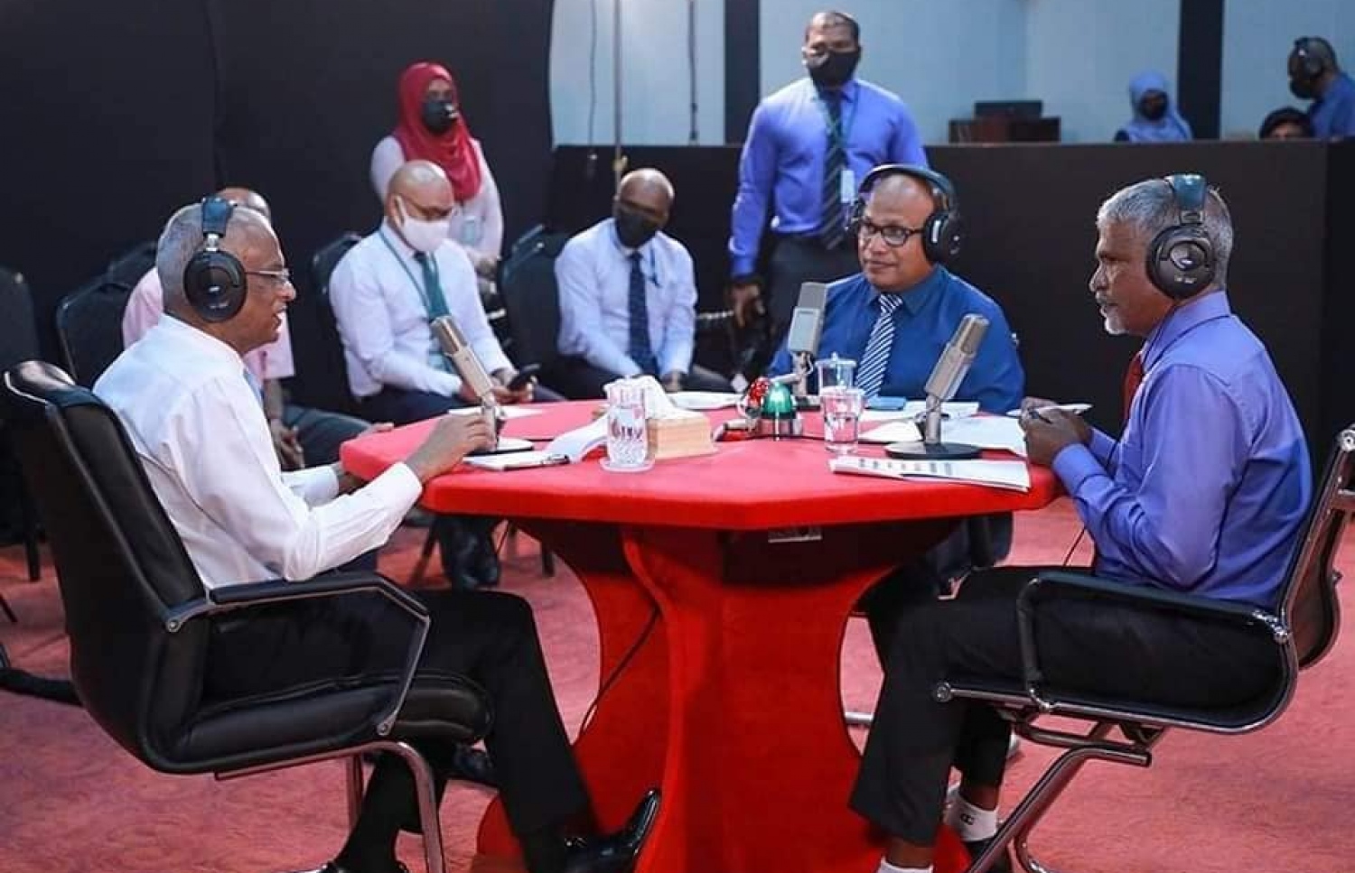 އަޑުގެ އަހަރީ ދުވަހު ރައީސް އިބްރާހިމް މުހަންމަދު ސޯލިހު، އަޑުގެ ޓީމާ އެކު ޕްރޮގްރާމެއްގައި ވާހަކަފުޅު ދައްކަވަނީ