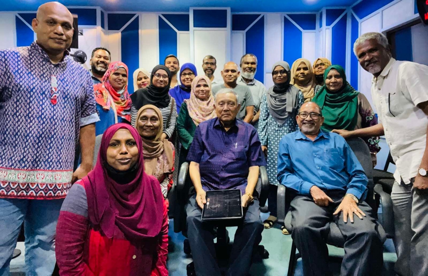 އަޑުގެ ކުރީގެ ބައެއް ބޭފުޅުންނާއި މިހާރުގެ ޓީމުގެ ބައެއް މީހުންނާ އެކު ނަސްރު (އިށީނދެވަޑައިގެން ކ- ބަދުރު އަދި ސަމަރޭ)