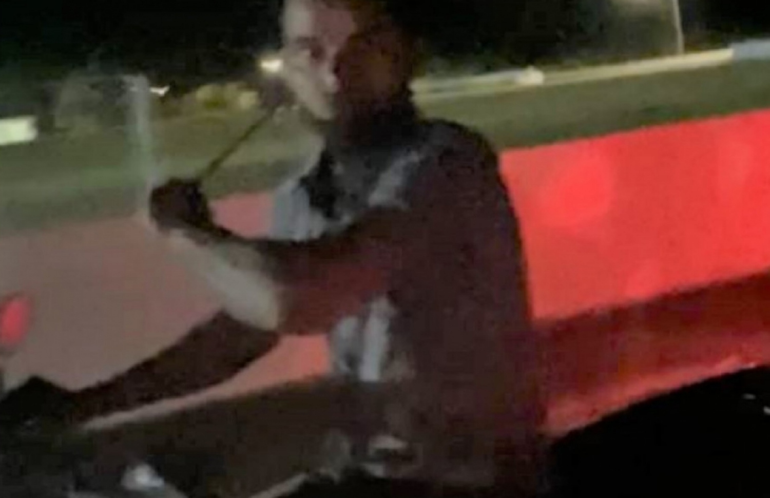 މަސްއޫދަށް ހަމަލަދޭ މަންޒަރު ފެންނަ ވީޑިއޯ އިން ނަގާފައިވާ ސްކްރީން ޝޮޓެއް